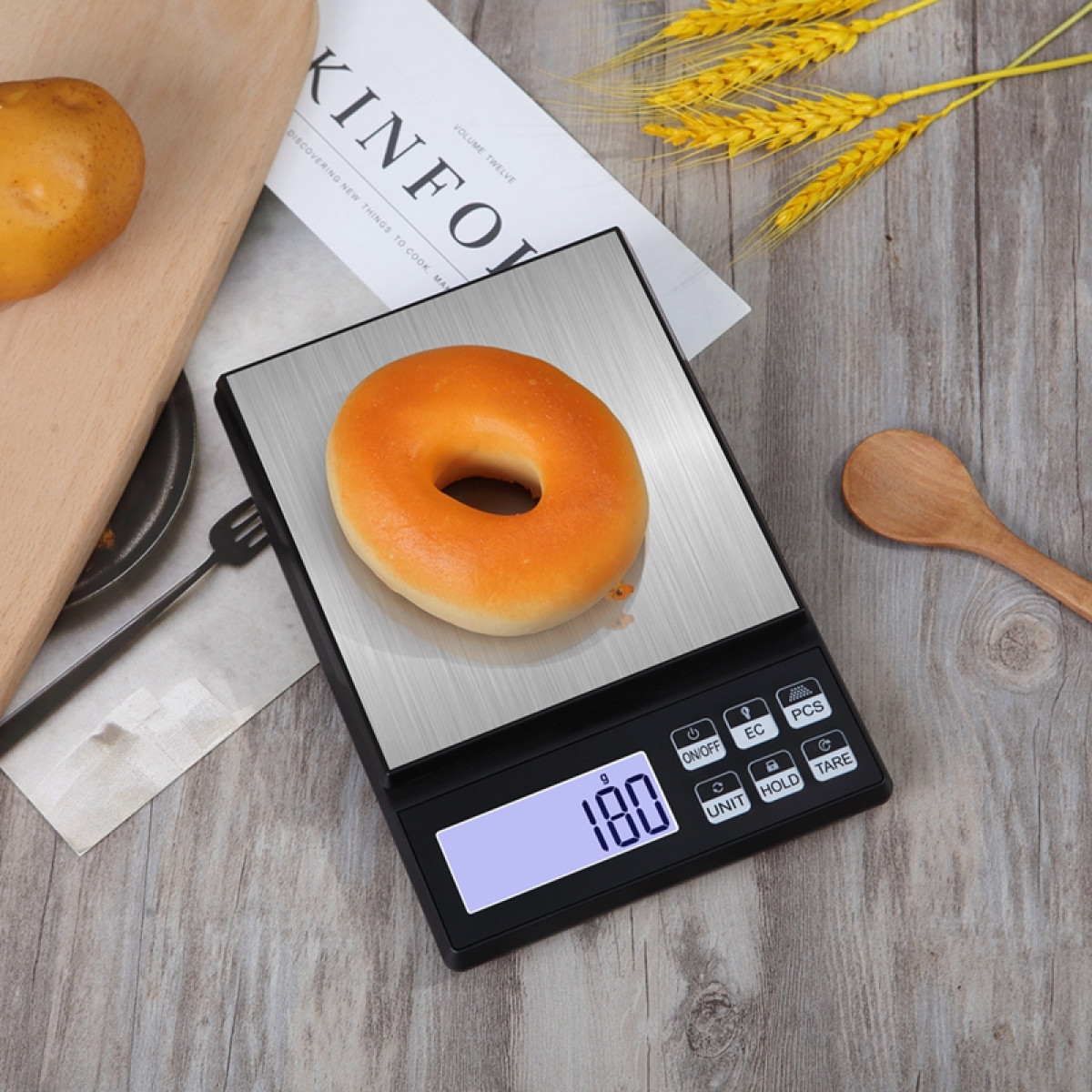 Cyfrowa waga kuchenna z bajglem, wskazująca 180 gramów.