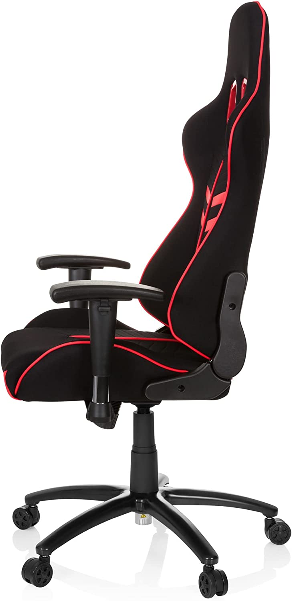 Seitenansicht eines schwarzen Gaming-Stuhls mit roten Akzenten. Er hat eine hohe Rückenlehne und Armlehnen.