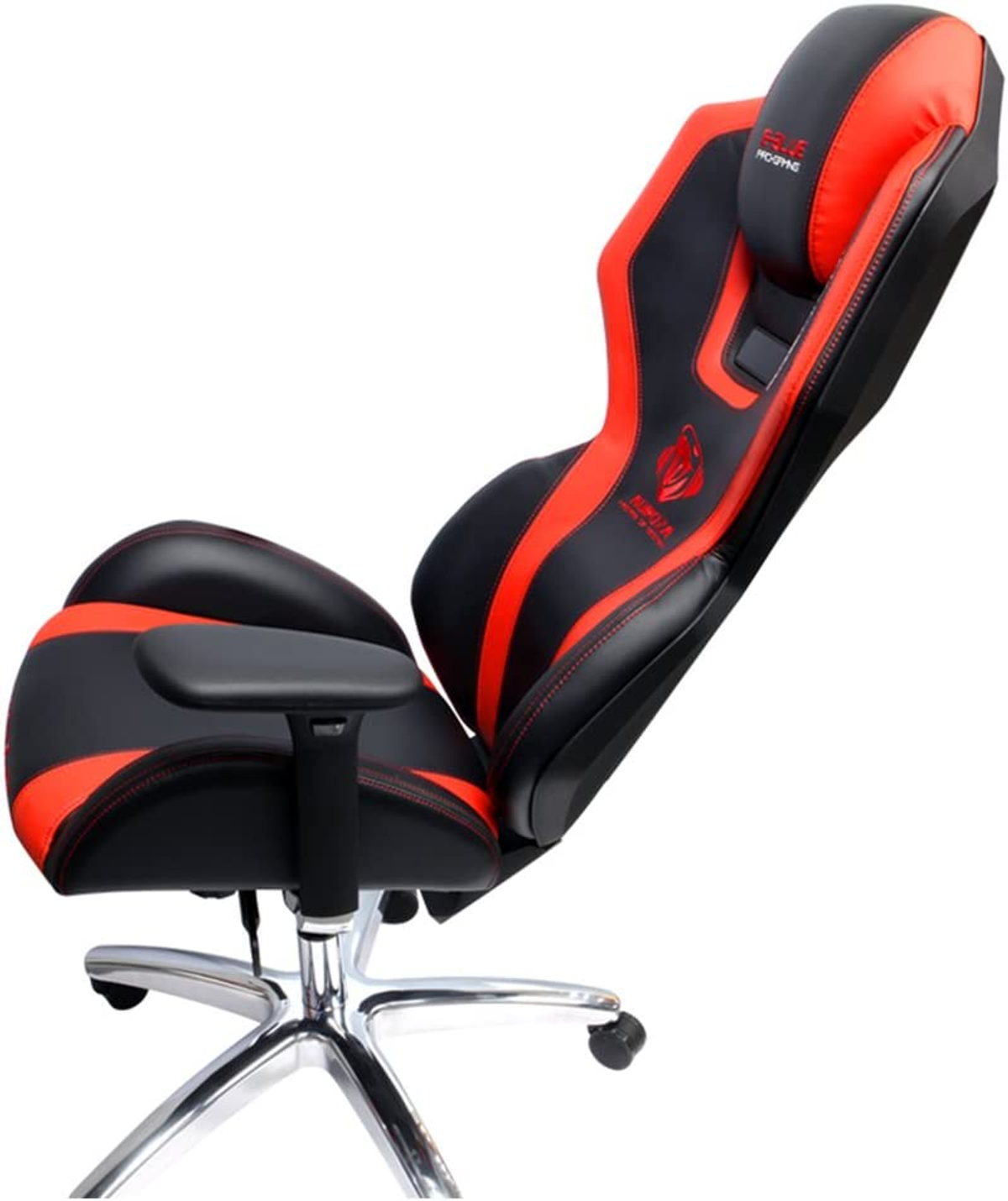 Zwarte en rode gamingstoel. De stoel heeft rode accenten en stiksels. Het heeft een zilveren basis.