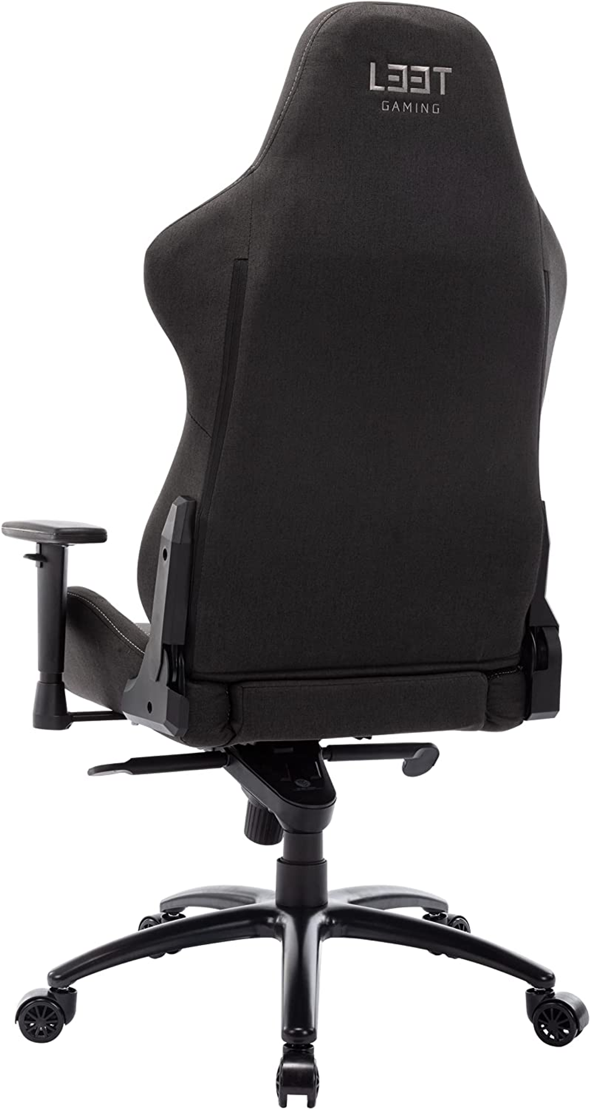 Schwarzer Gaming-Stuhl, Rückansicht. Stoffrücken, schwarzes Gestell und Räder.