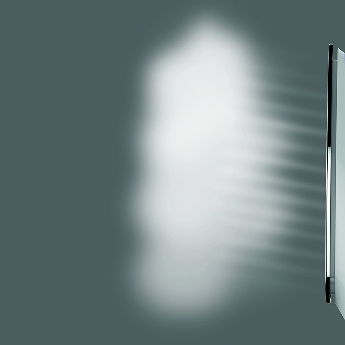 Ściana z jasną plamą światła po lewej stronie i srebrnym paskiem po prawej.