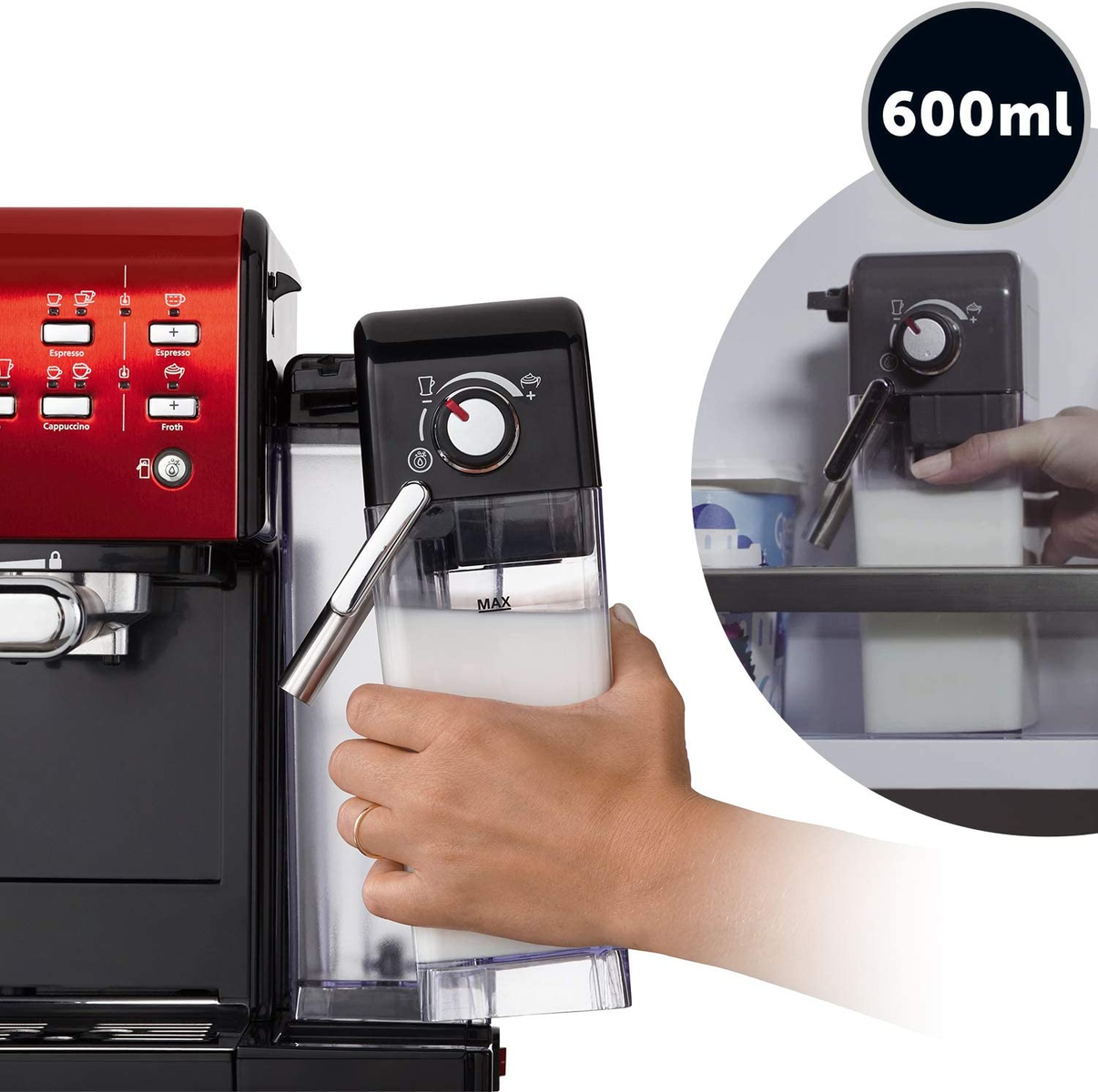 Eine Person nimmt einen Milchbehälter aus dem Kühlschrank und füllt eine Espressomaschine.