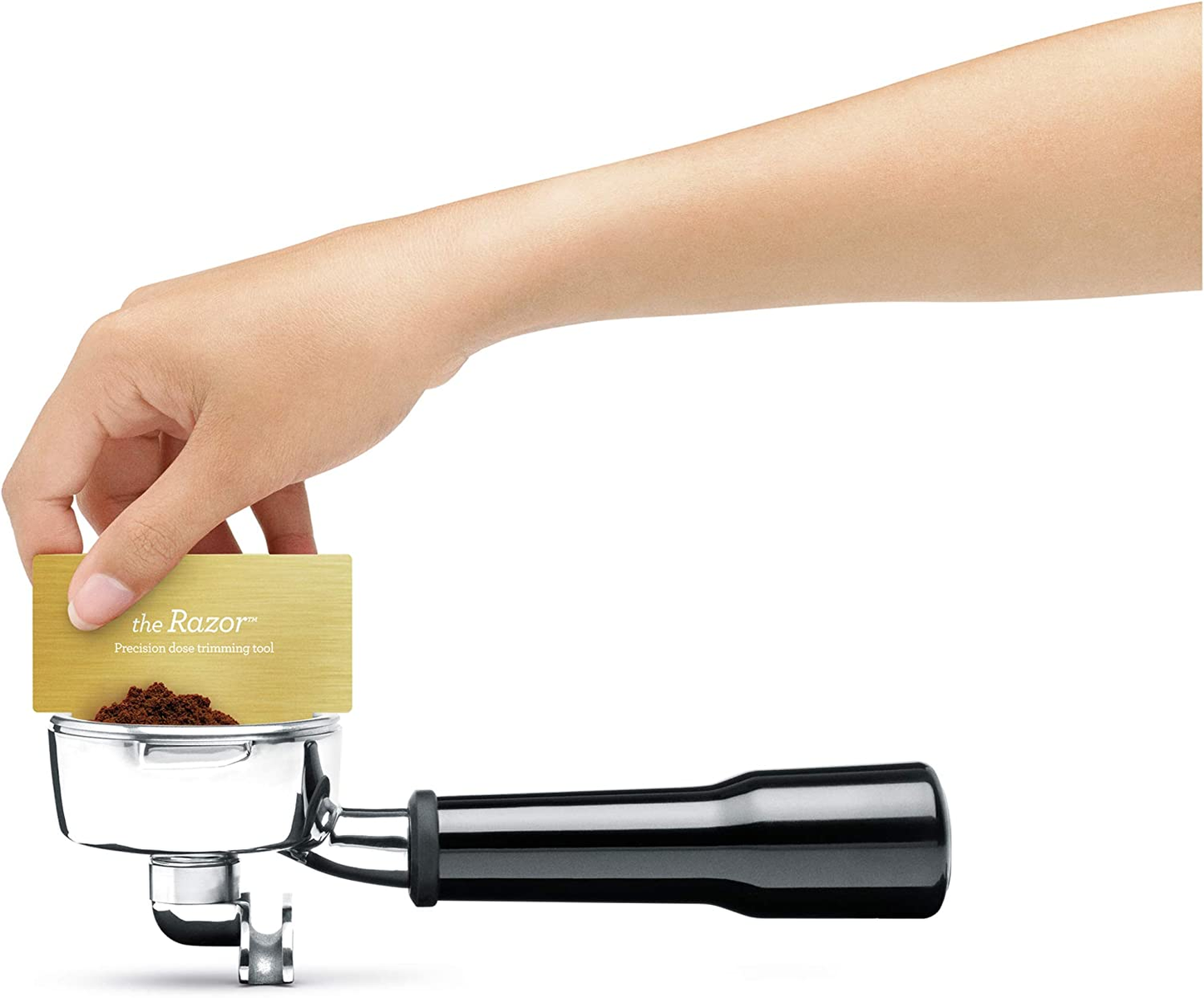 Eine Hand verwendet das Werkzeug 'The Razor', um Kaffeepulver in einem Siebträger zu glätten.