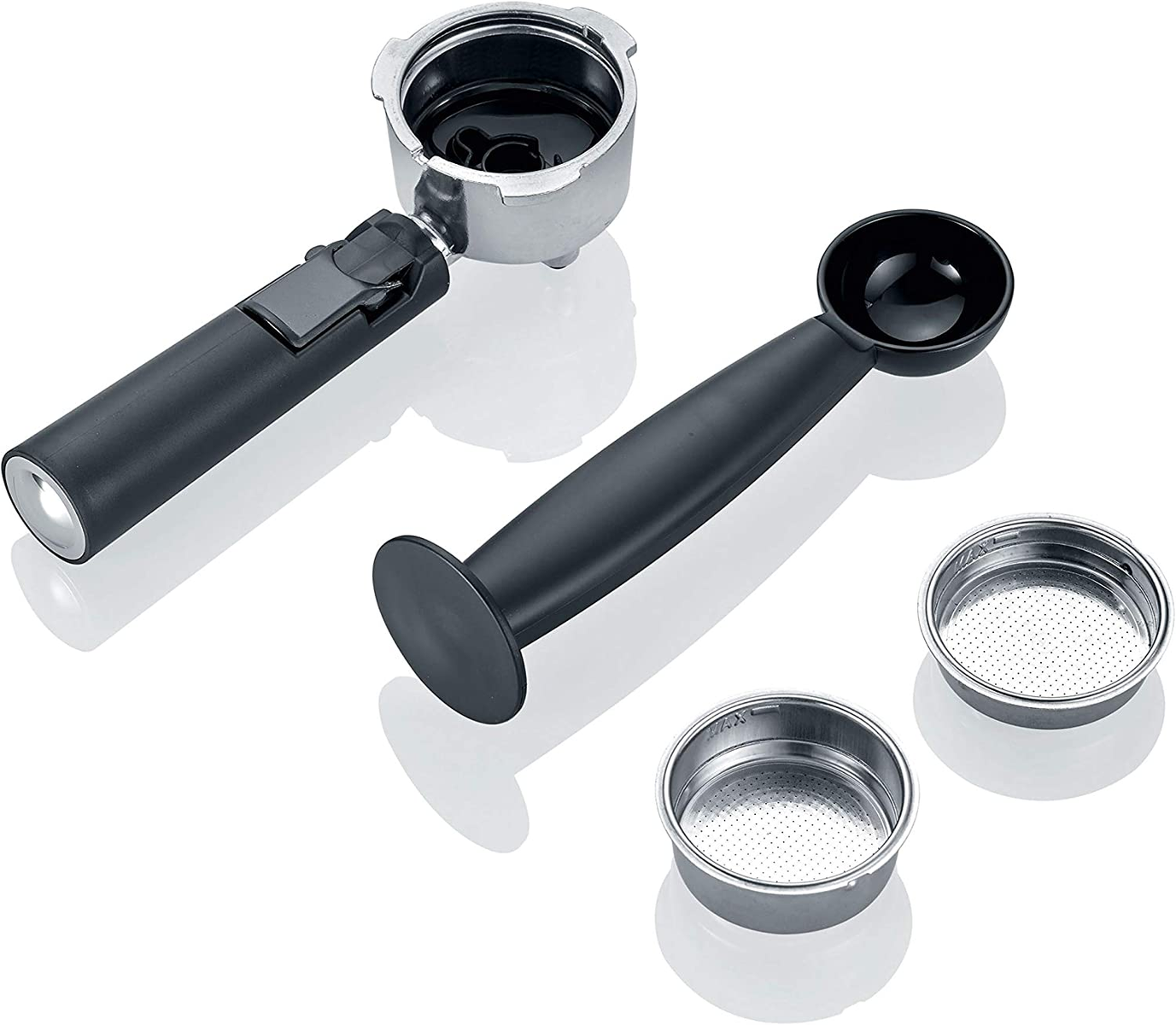 Części ekspresu do kawy: kolba, uchwyt i dwa filtry na białej powierzchni. Obecne kolory: czarny i stalowy.