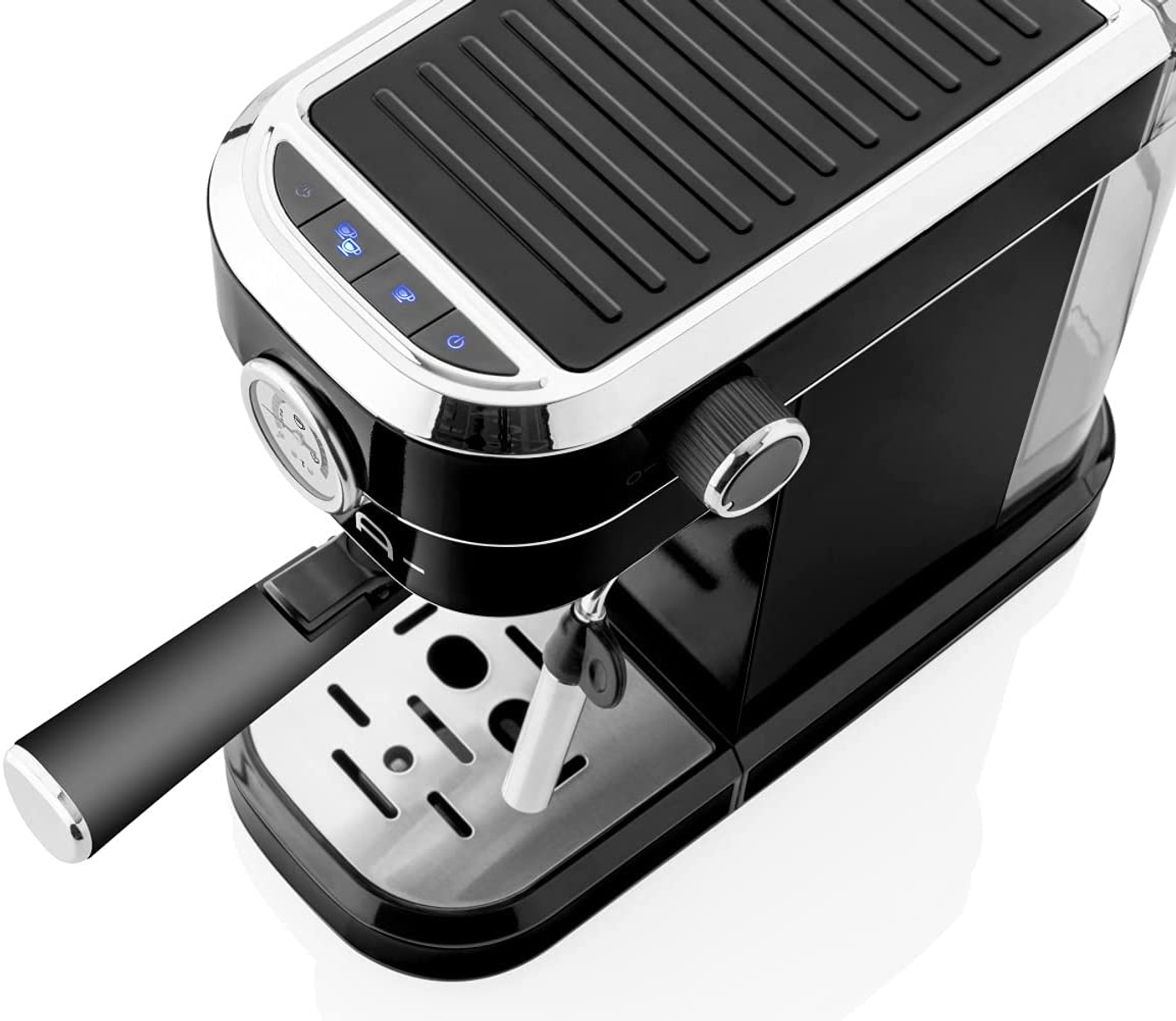 Czarny ekspres do kawy z chromowanymi wykończeniami. Ma kolbę, przyciski i zbiornik na wodę na górze.