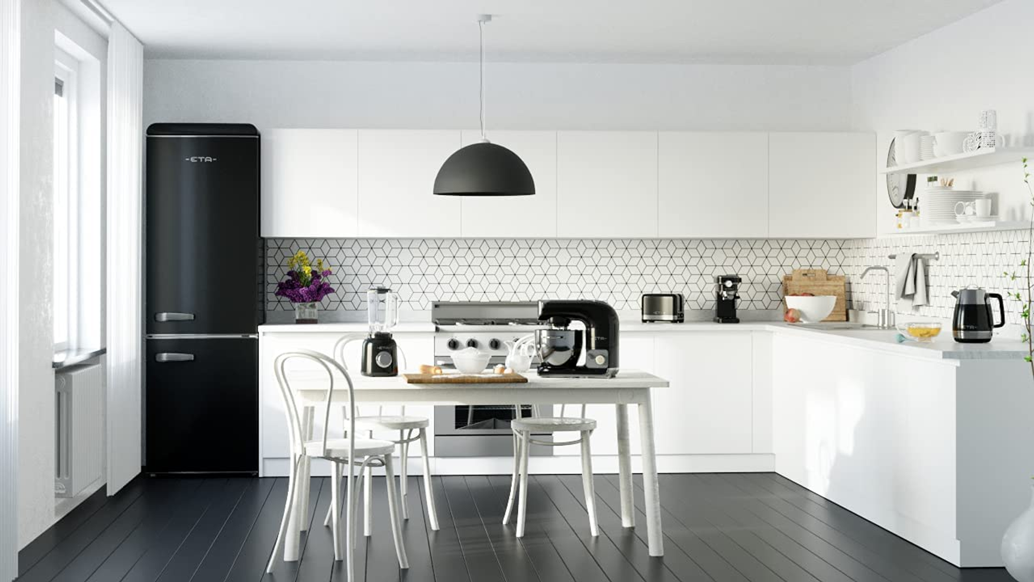 Nowoczesna biała kuchnia. Czarna lodówka, białe szafki, czarny stół i różne urządzenia kuchenne.