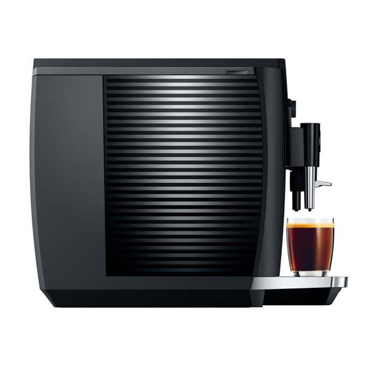 Cafetera negra con una taza de café. Bandeja de acero inoxidable, fondo blanco.