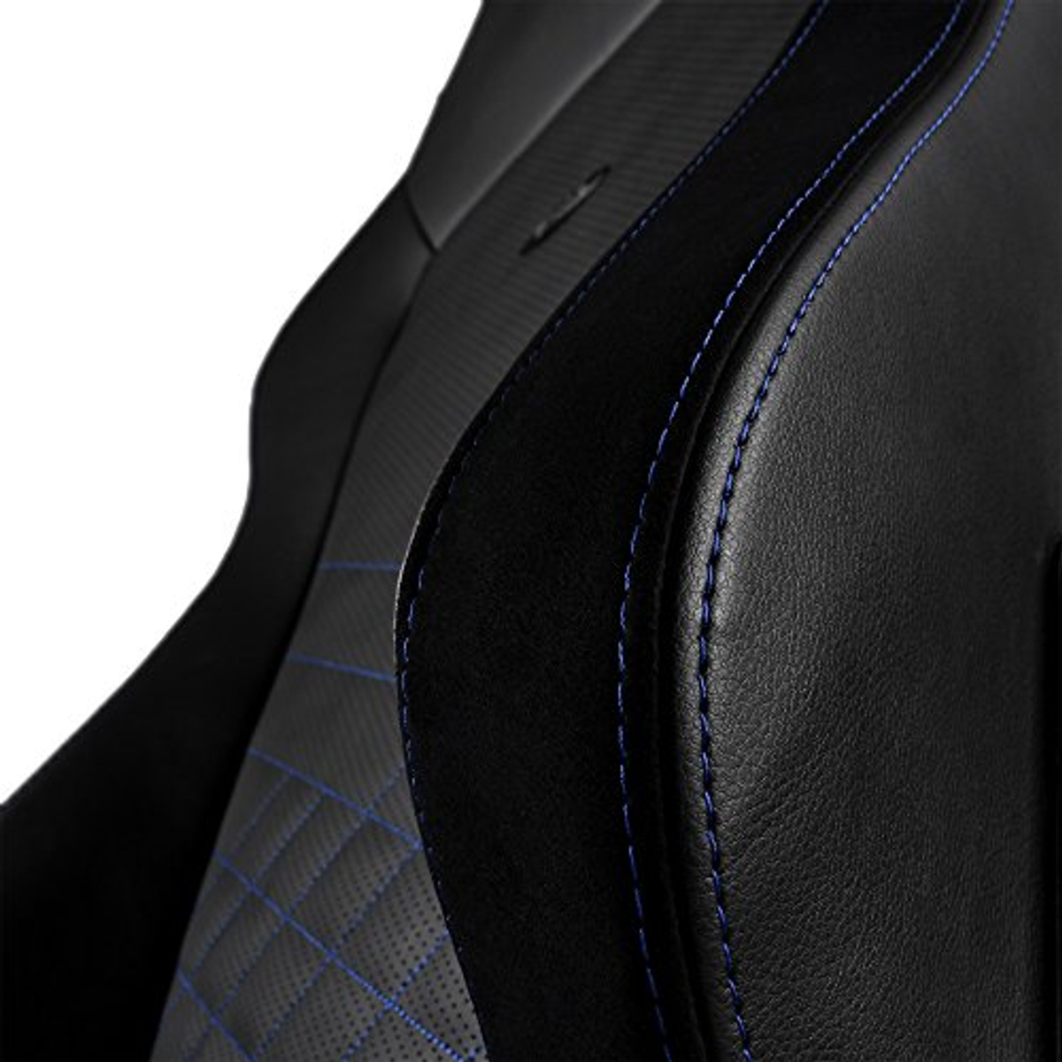 Nahaufnahme eines schwarzen Gaming-Stuhls mit blauen Nähten und Rautenmuster.