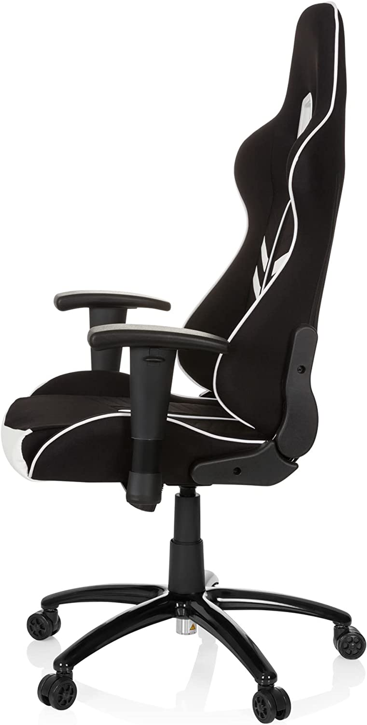 Ein schwarz-weißer Gaming-Stuhl, Seitenansicht, mit geschwungenem Design.