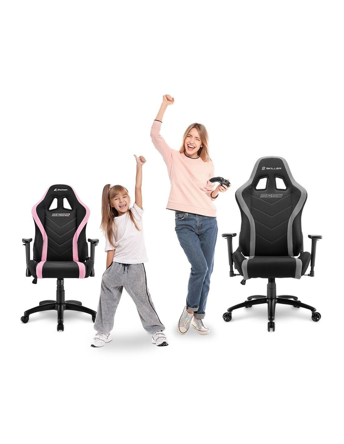 Dos mujeres y dos sillas gaming. Una niña levanta los brazos, otra mujer sostiene un mando.