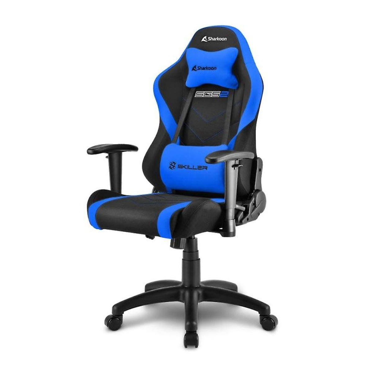Silla gaming azul y negra con reposacabezas y ruedas, fondo blanco.