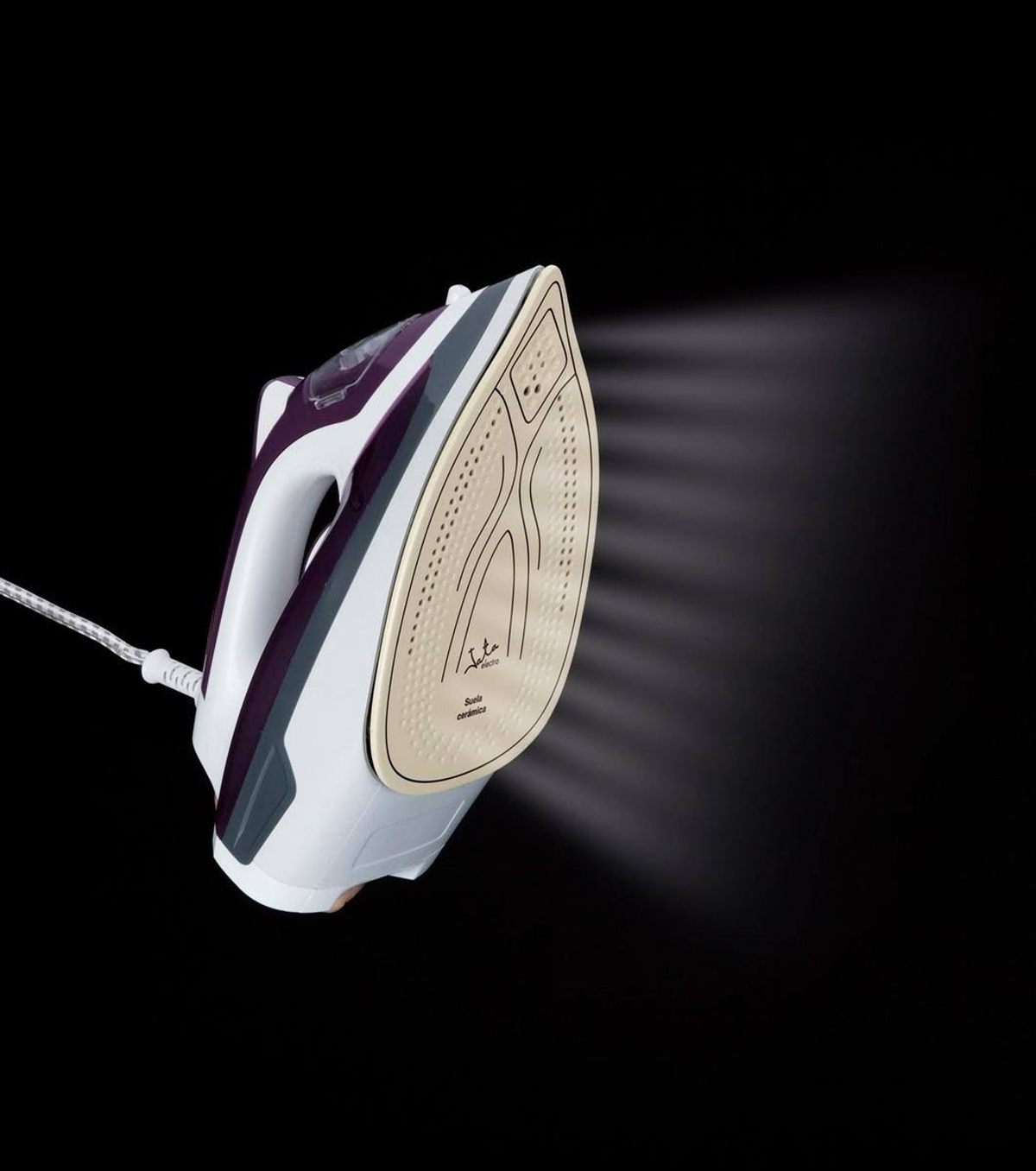 Biało-fioletowe żelazko z parą na czarnym tle.