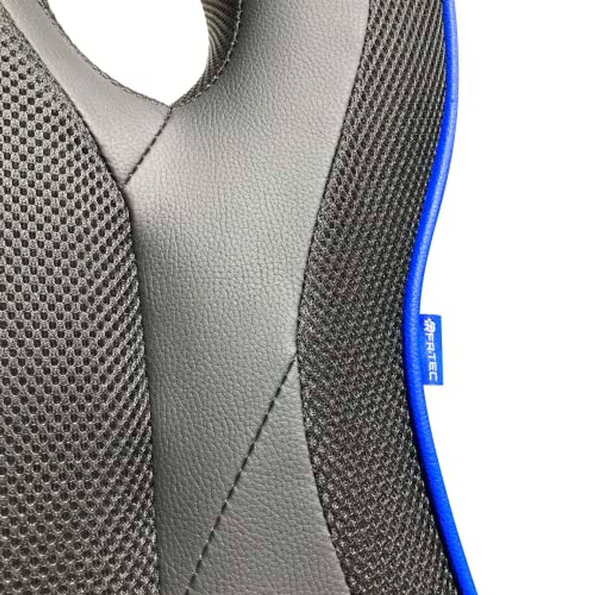 Primer plano del material de la silla gaming. Malla negra y cuero gris con ribete azul.