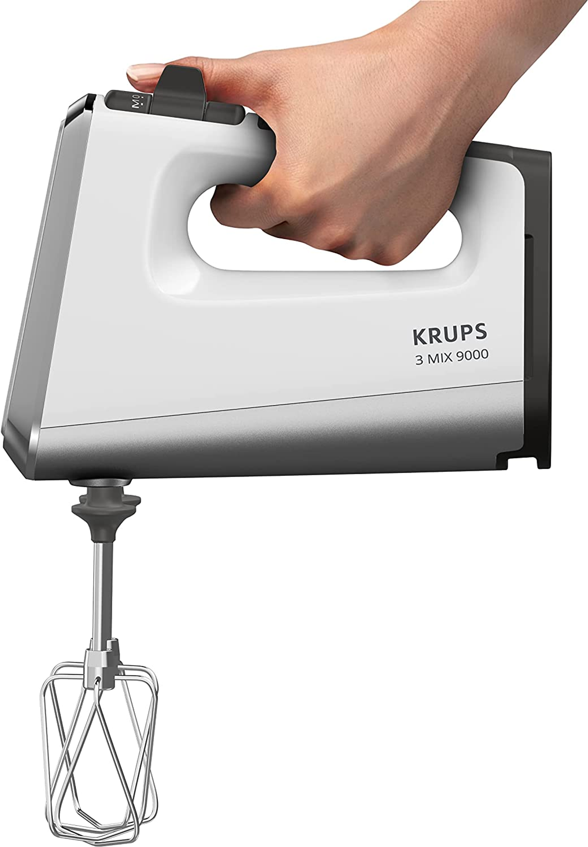 Handmixer. Er ist weiß mit grauen Akzenten, eine Hand hält ihn. 'KRUPS 3 MIX 9000' Etikett.