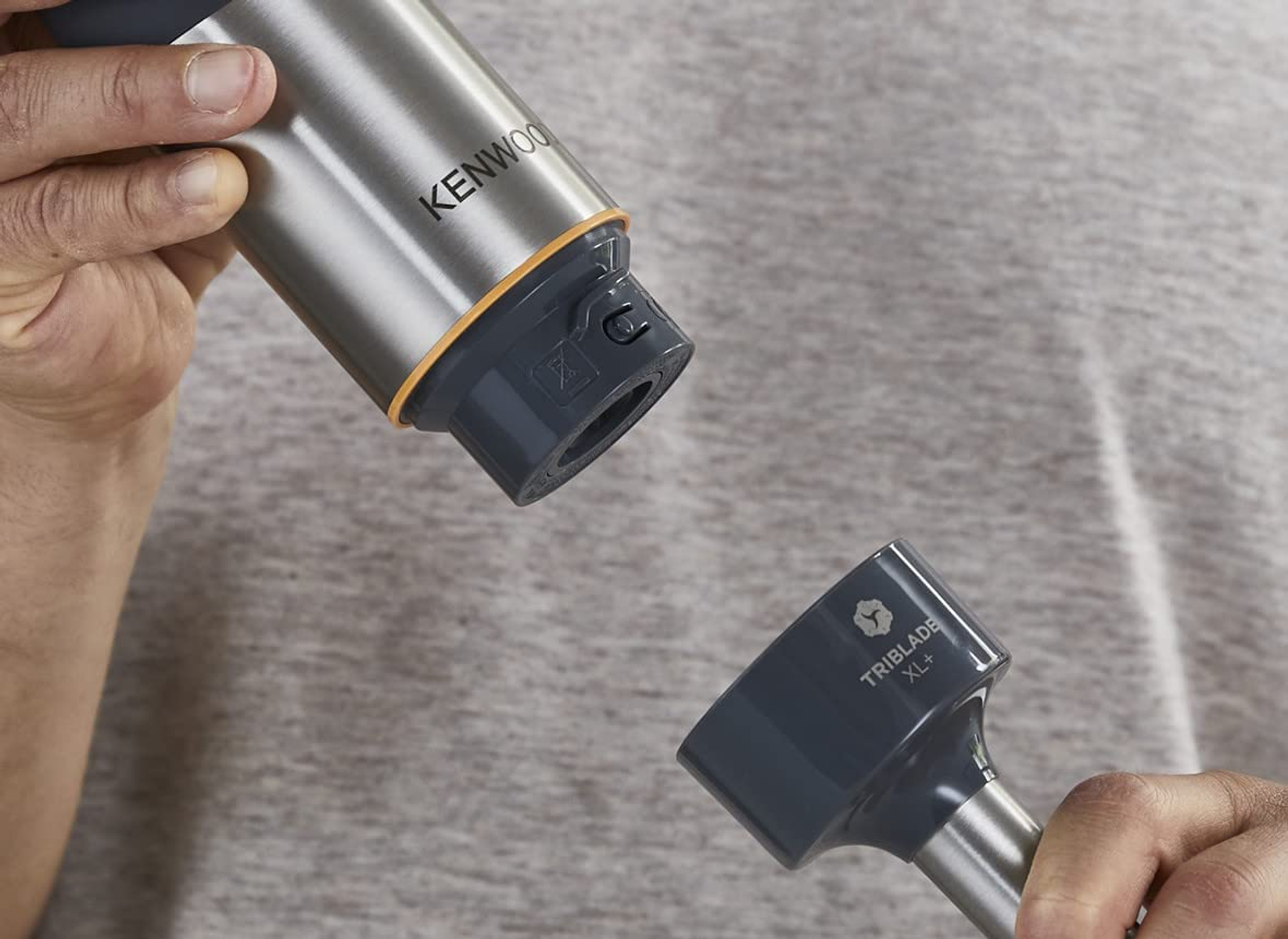 Blender z odłączonym ostrzem, trzymany w dłoniach osoby.