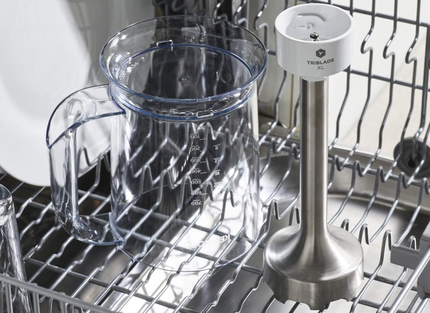 Przezroczysty plastikowy dzbanek do blendera ze znacznikami pomiarowymi i blender ręczny ze stali nierdzewnej.