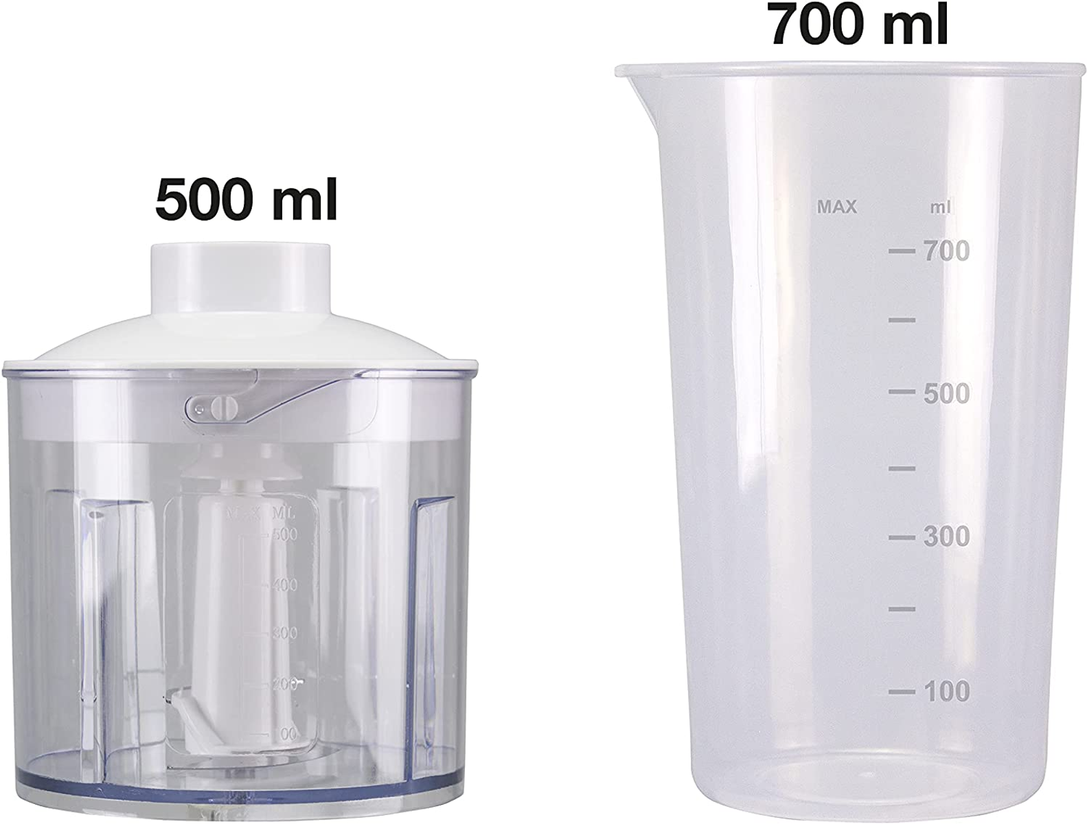 Due contenitori trasparenti in plastica per frullatore. Uno è da 500 ml, l'altro da 700 ml. Sfondo bianco.