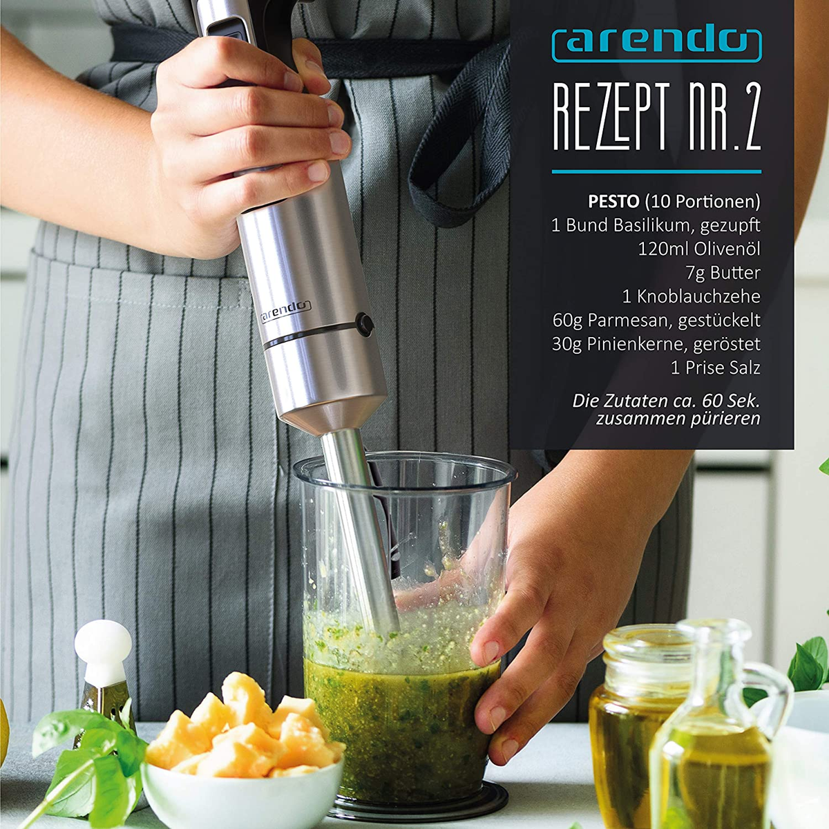 Persona che frulla il pesto con un frullatore a immersione. Ingredienti sul tavolo.