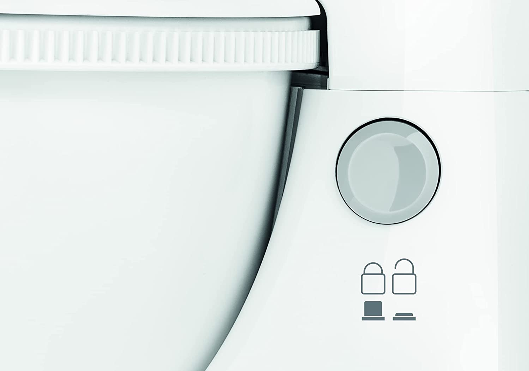 Primo piano di un mixer bianco con un pulsante e un simbolo di blocco/sblocco.