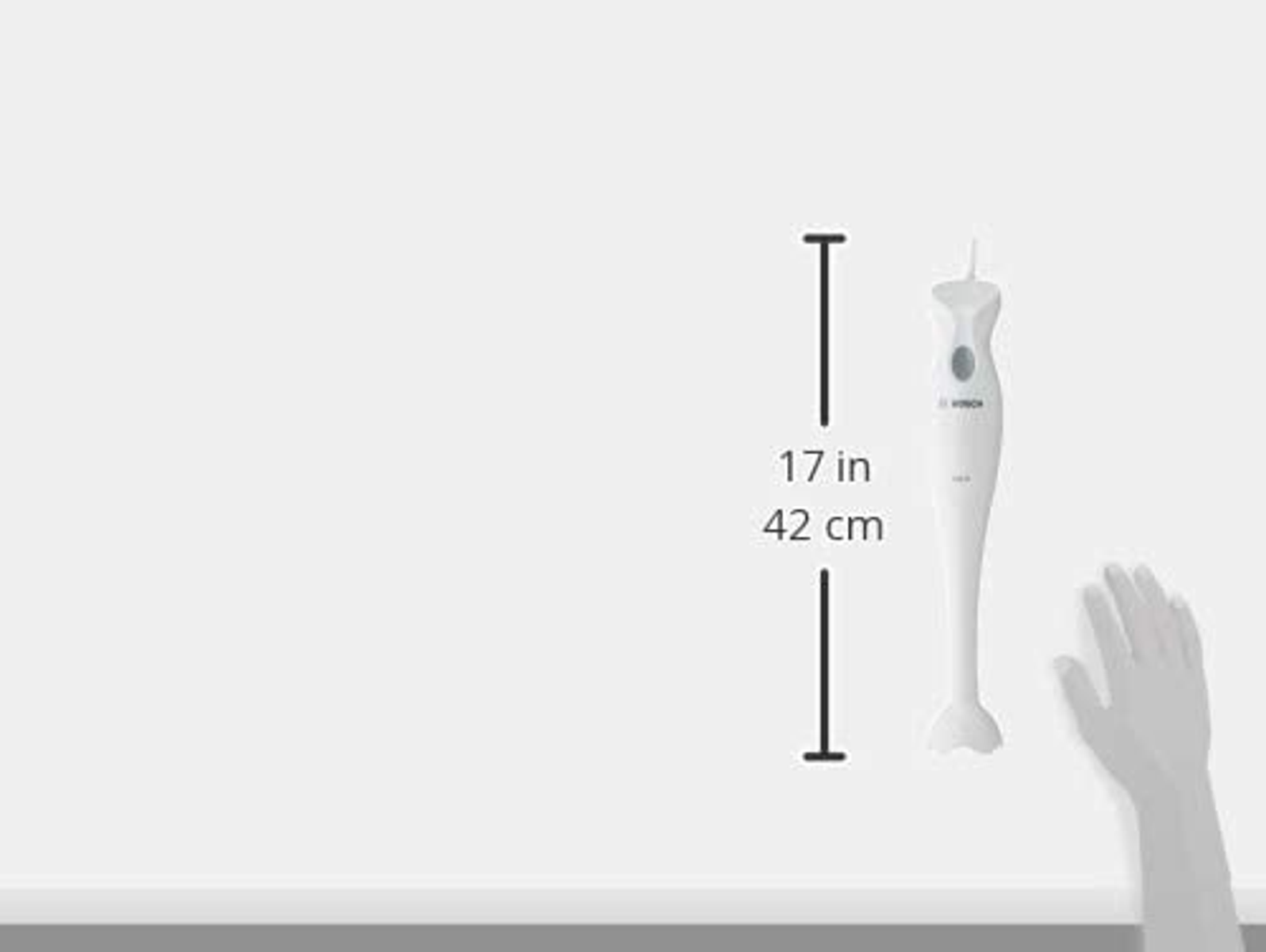 Biały blender ręczny z wymiarami 17 cali i 42 cm na białej ścianie.