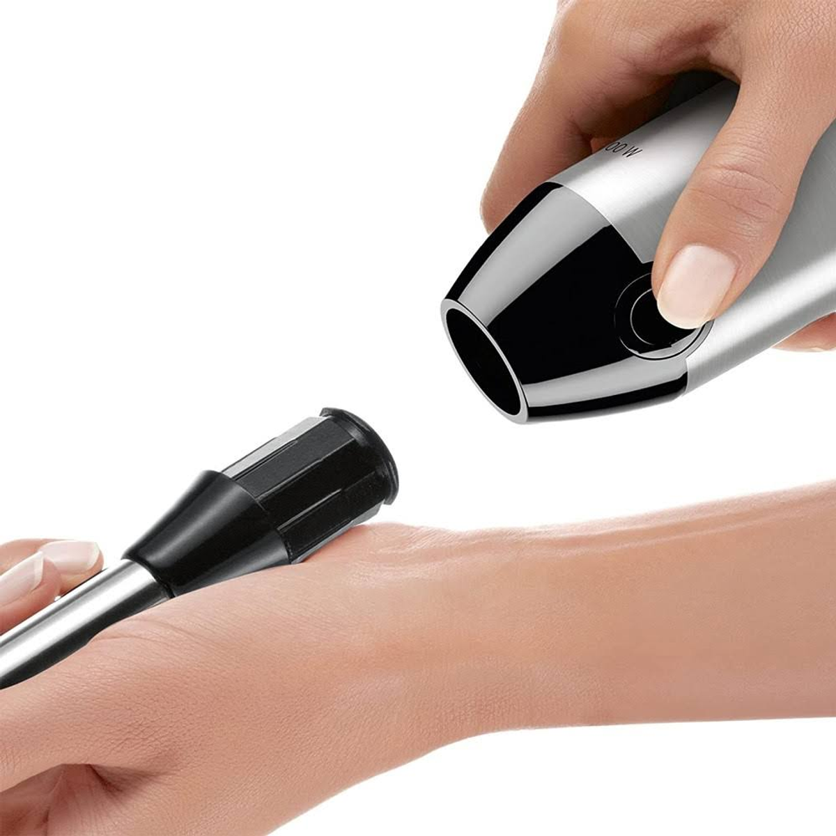 Mani che tengono parti di un dispositivo elettrico argento e nero, primo piano su sfondo bianco.
