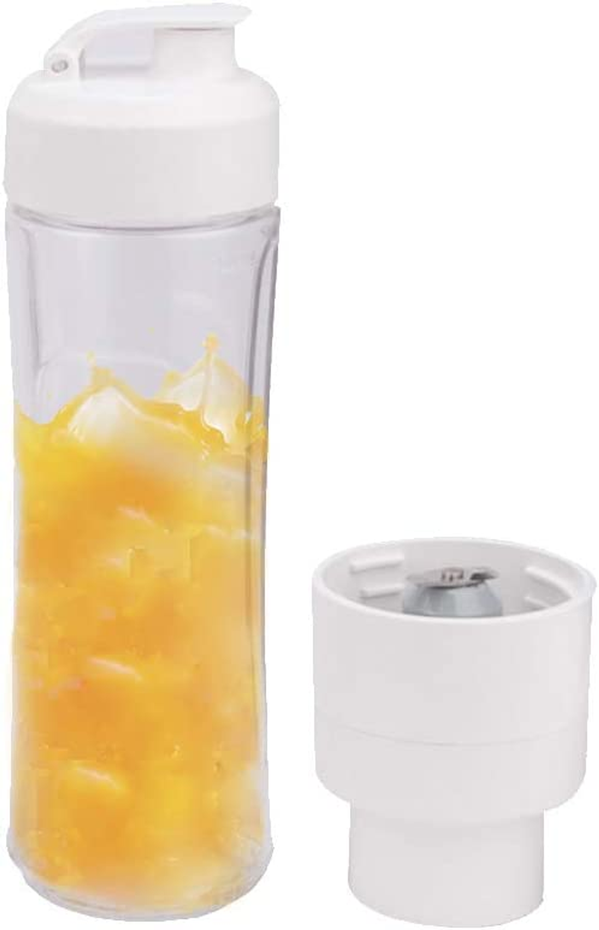 Stabmixer und ein Mixbecher mit orangener Flüssigkeit. Der Becher ist weiß, und der Mixer ist separat.
