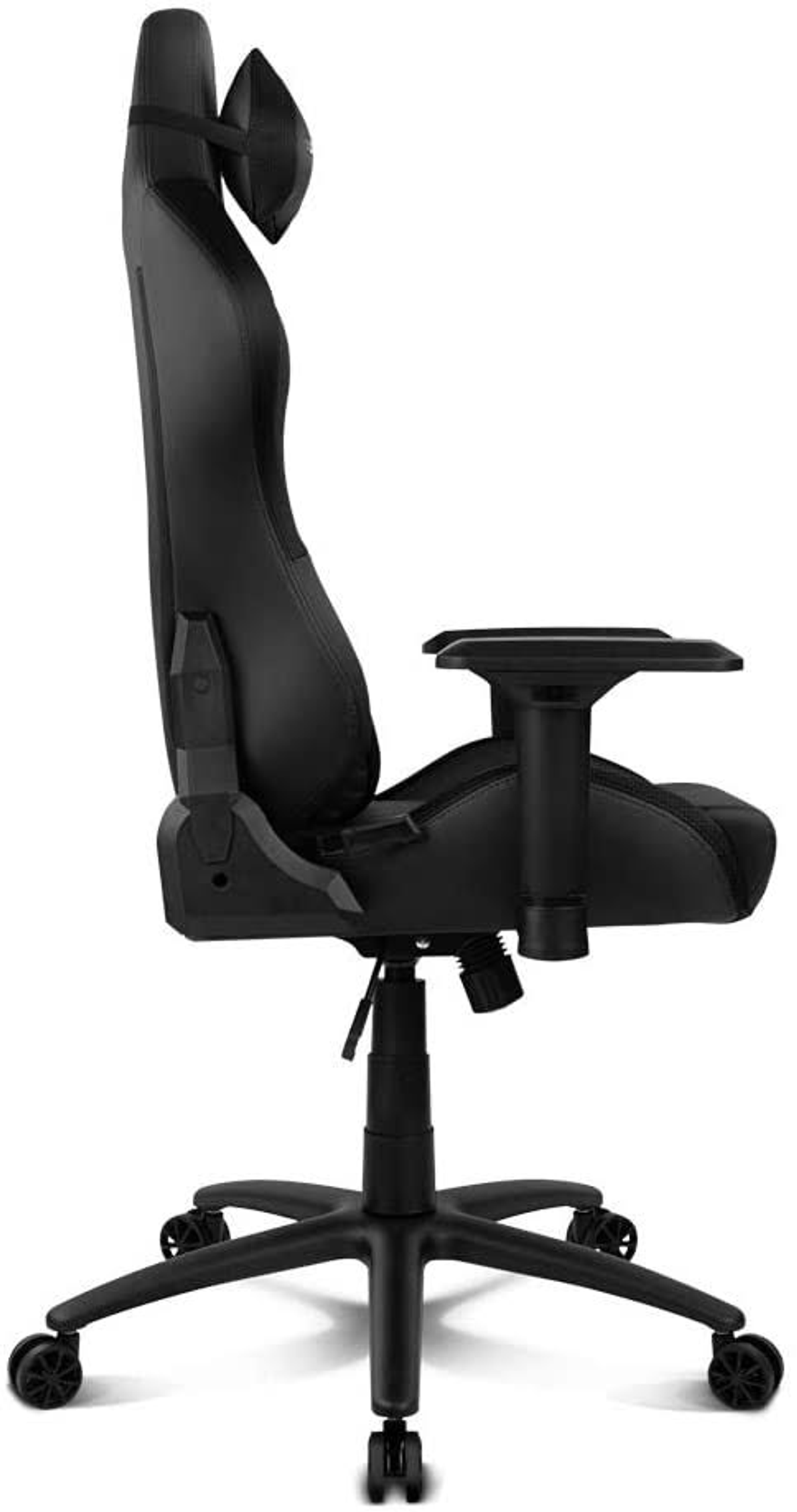 Una silla gaming negra con reposacabezas, reposabrazos y base de cinco ruedas.