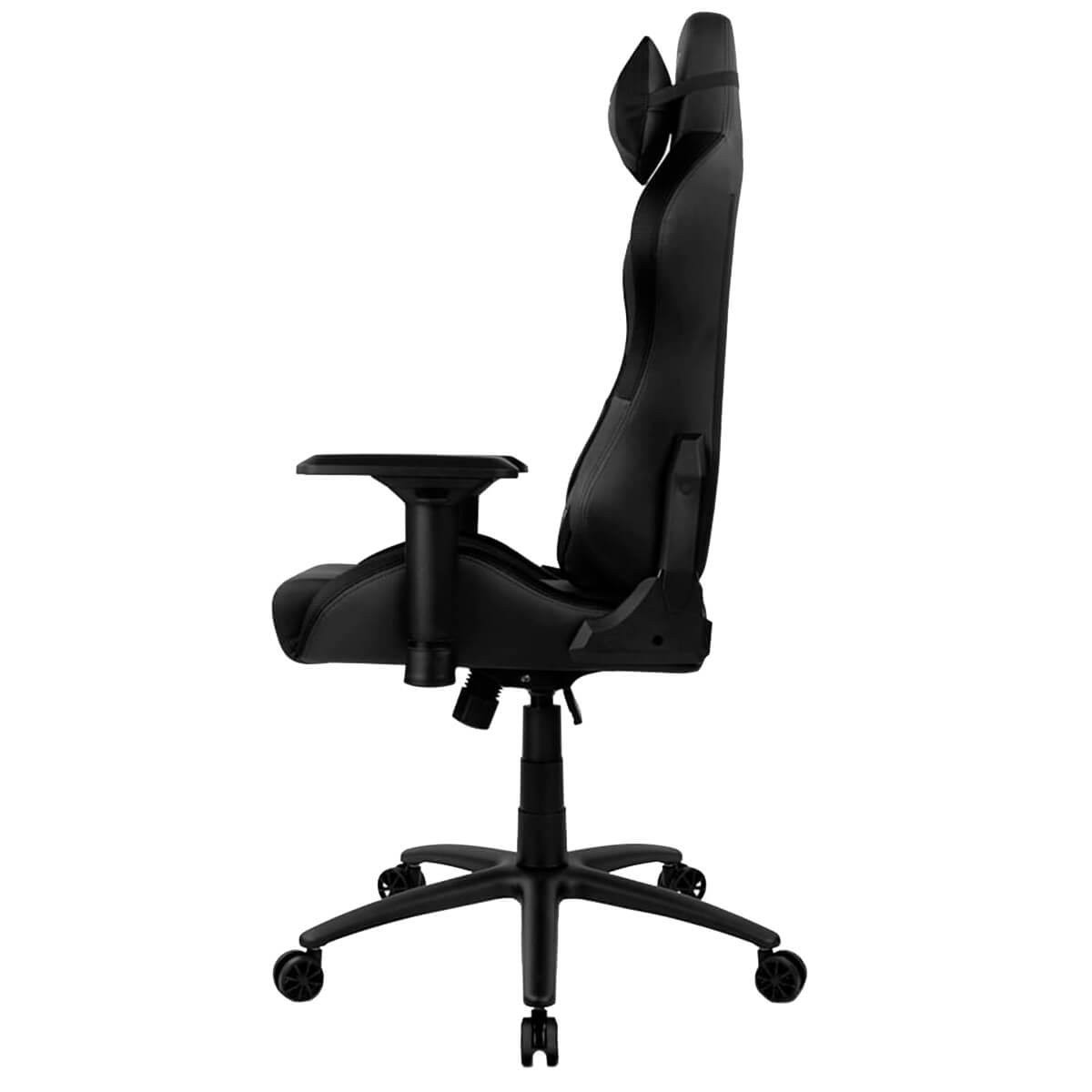 Silla gaming negra de perfil. Muestra la vista lateral con reposabrazos, respaldo y base.