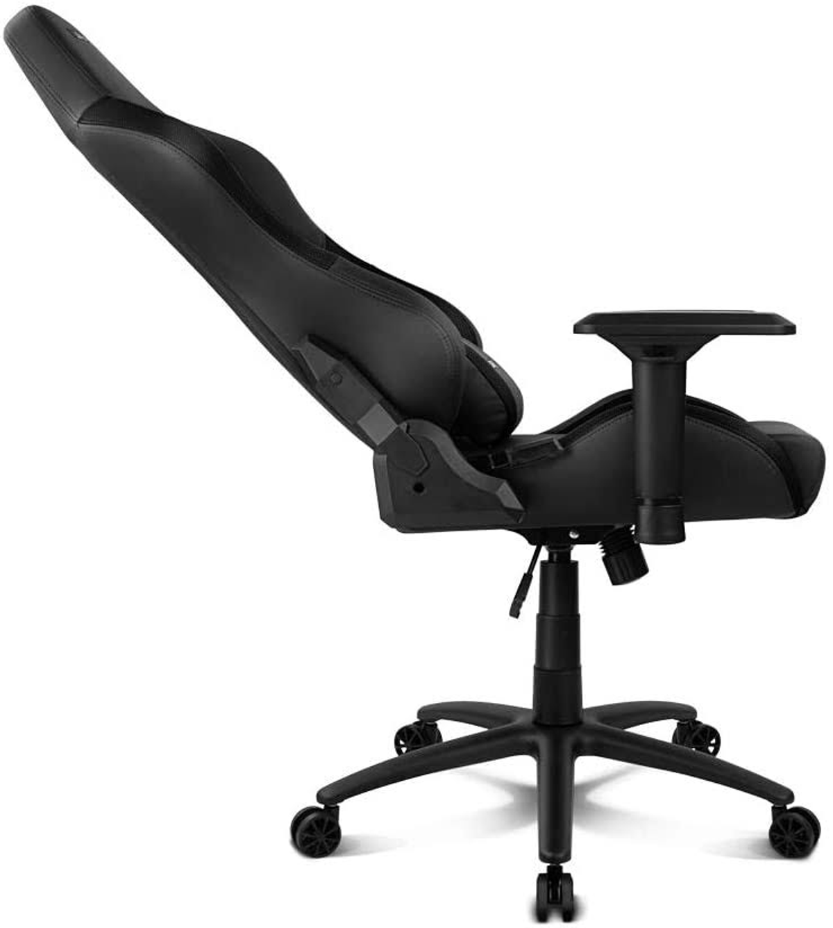 Silla gaming negra inclinada a la izquierda. Base y reposabrazos negros. Fondo blanco.