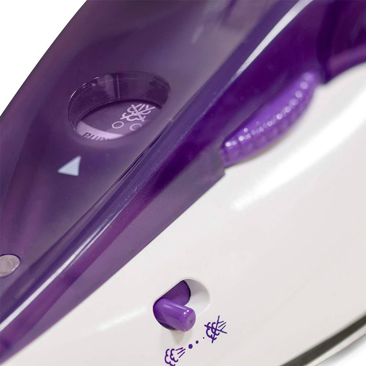 Primer plano de una plancha morada y blanca. Tiene un dial y un botón de vapor.