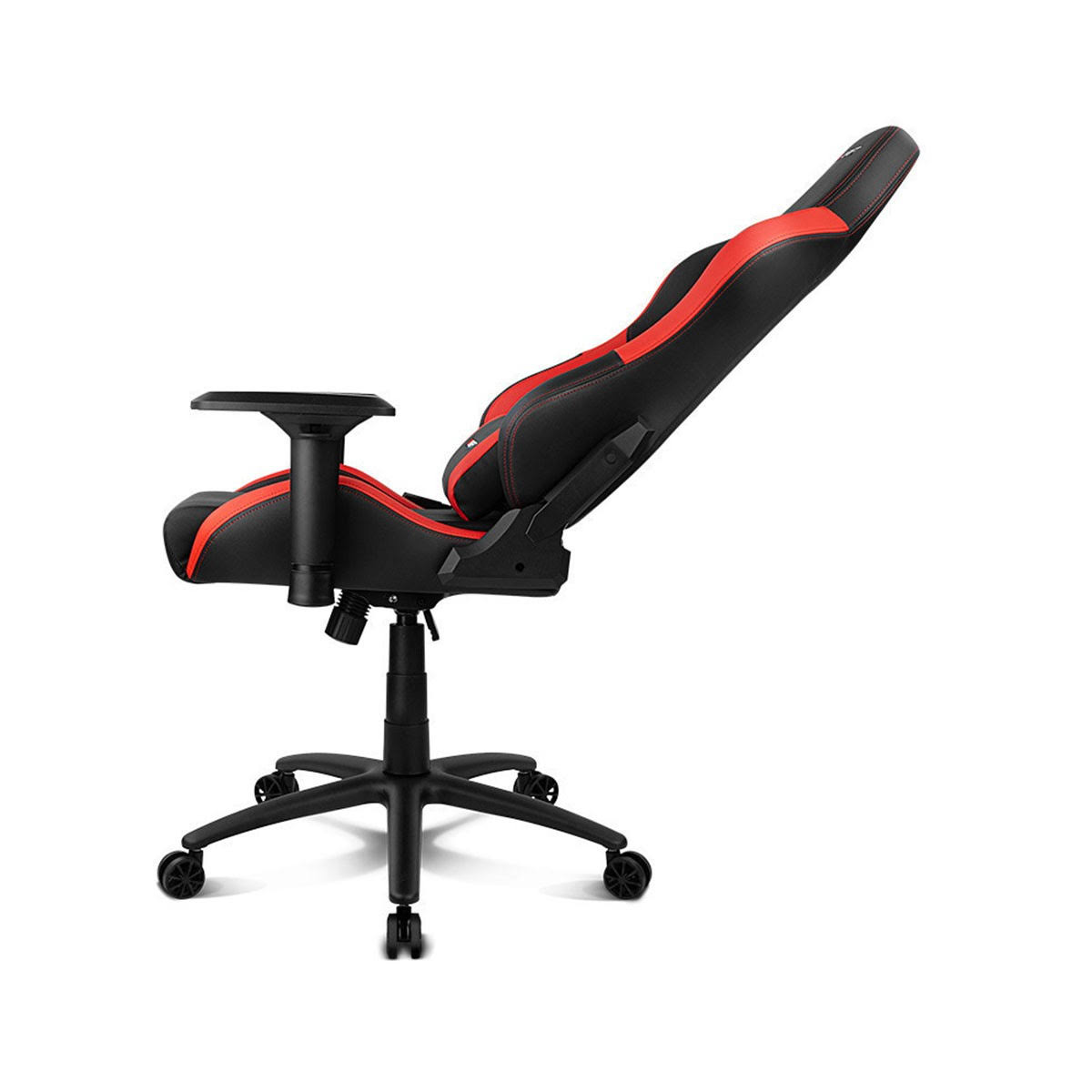 Gaming-Stuhl im Profil, rot und schwarz. Schwarze Armlehne und Basis. Weißer Hintergrund.