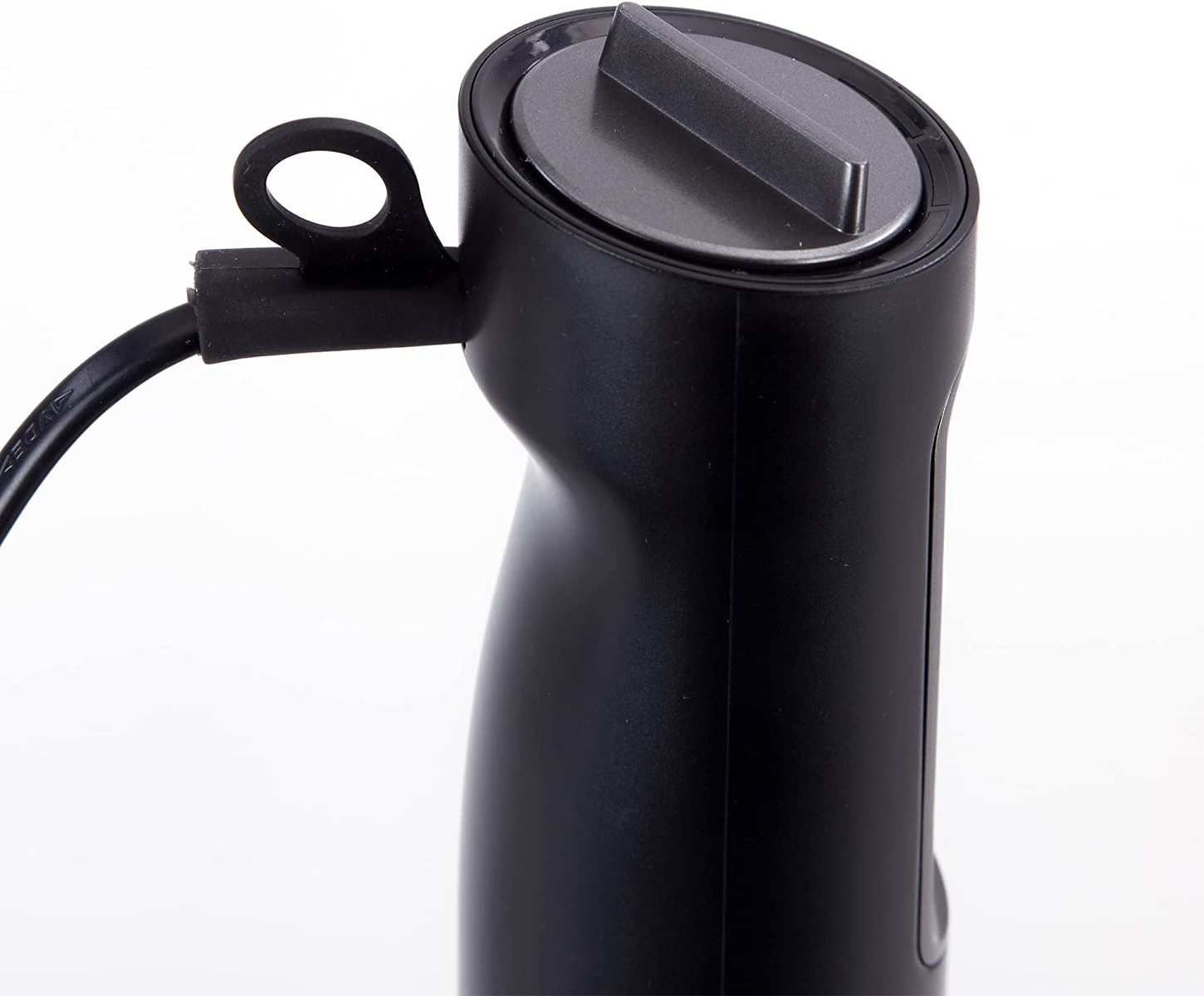 Primer plano de la parte superior de una batidora de mano negra. Hay un botón de encendido negro y un cable.