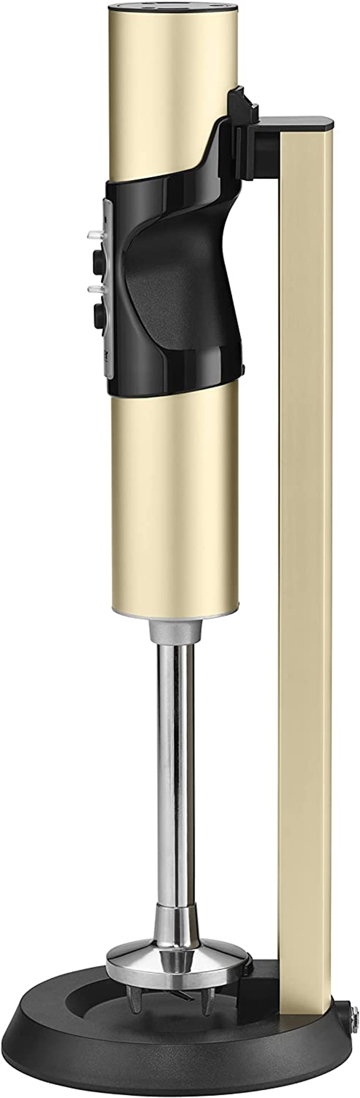 Ein goldener Handmixer auf einem Ständer. Er hat schwarze Knöpfe und einen silbernen Aufsatz.