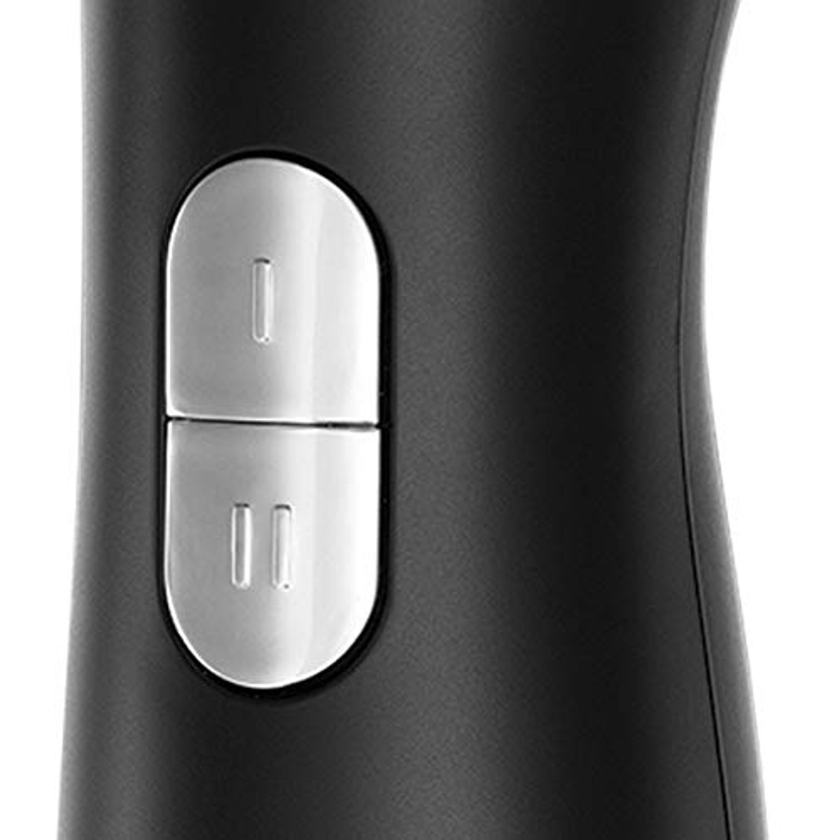 Zbliżenie czarnego blendera ręcznego z dwoma srebrnymi przyciskami z boku.