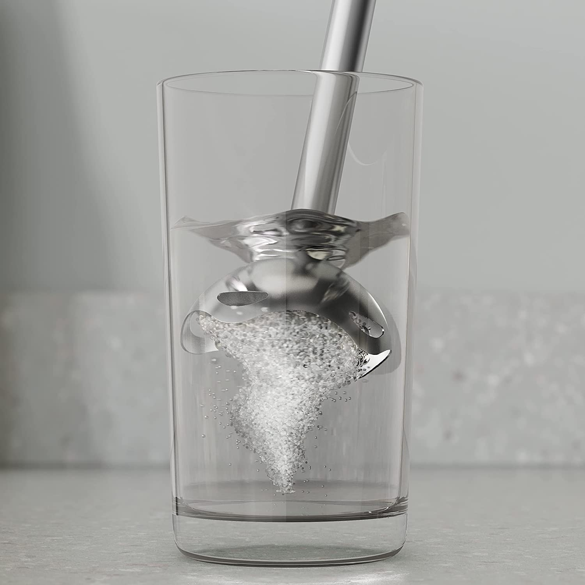 Blender w szklance z wodą, tworzący bąbelki. Srebrny blender w czystej wodzie.