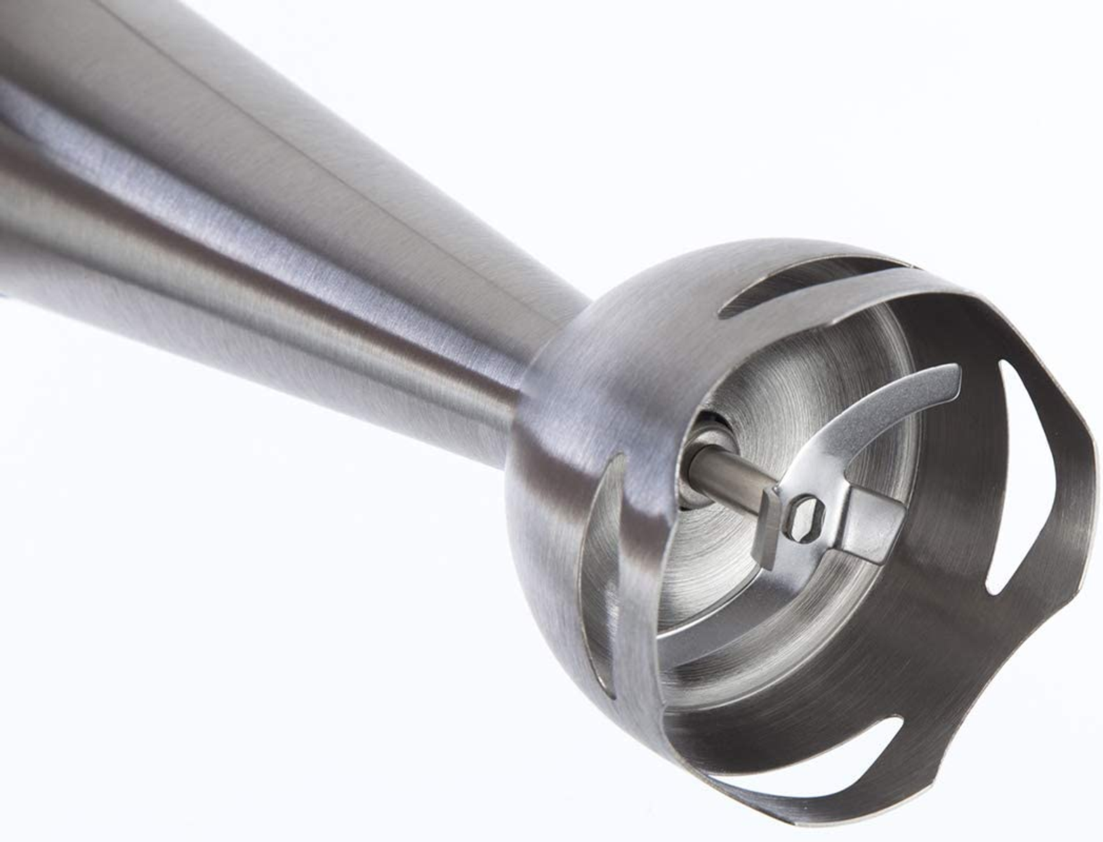 Un primer plano de una cuchilla de licuadora de metal.