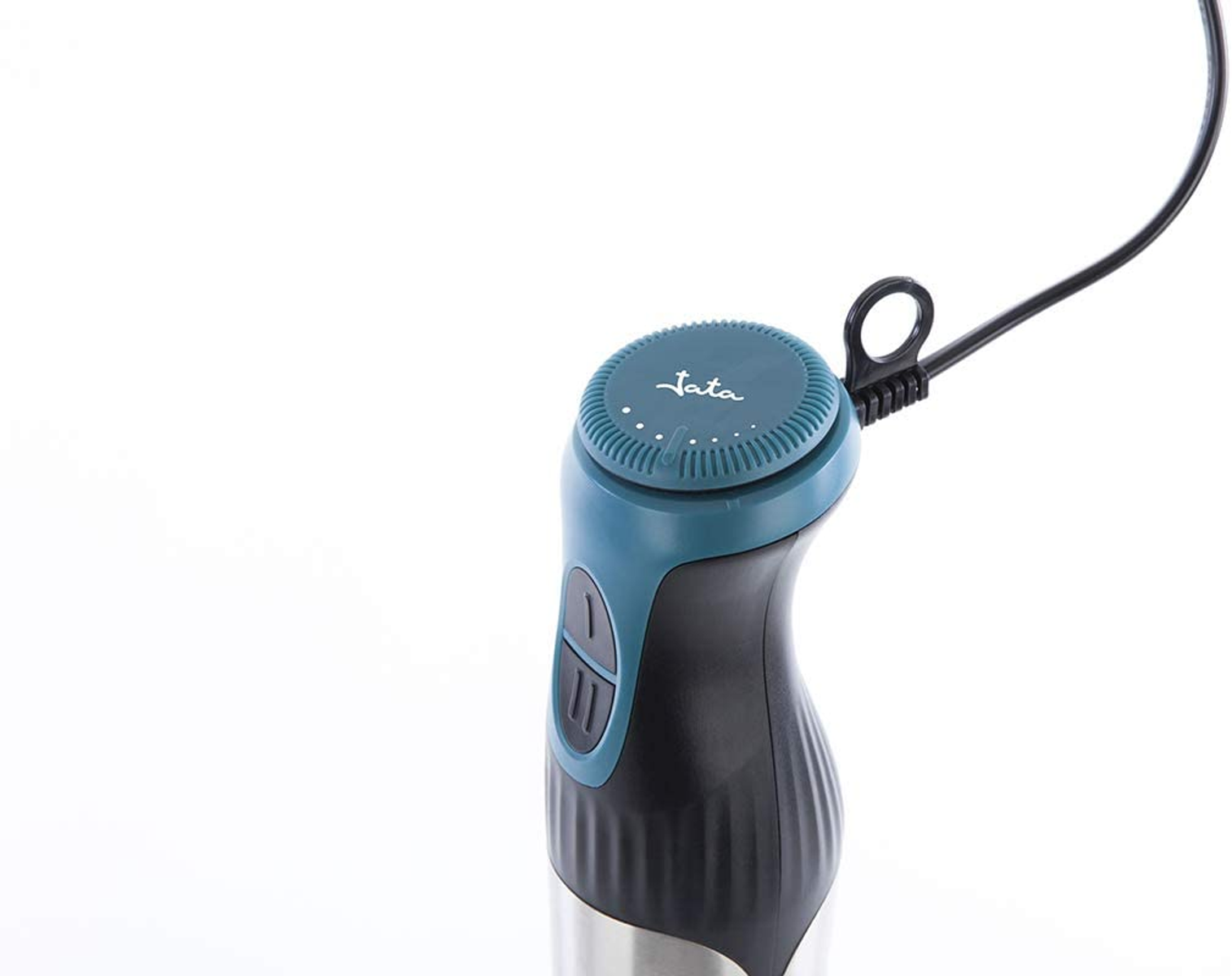 Primer plano del mango de una batidora de mano. Es negro y verde azulado con botones y cable.