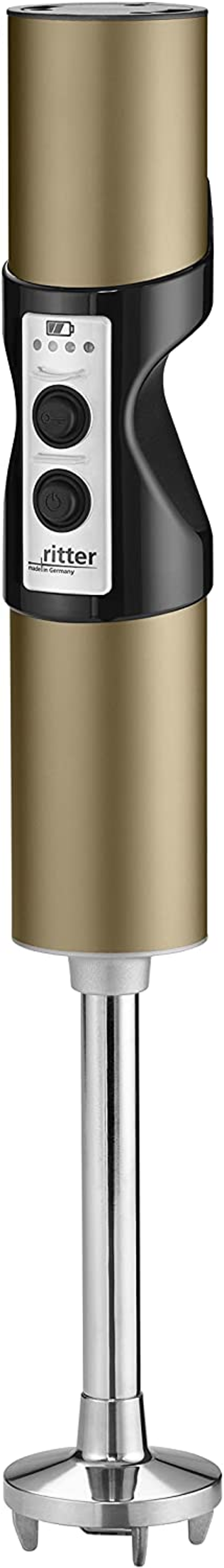 Ein goldener und schwarzer Stabmixer. Weißer Hintergrund.