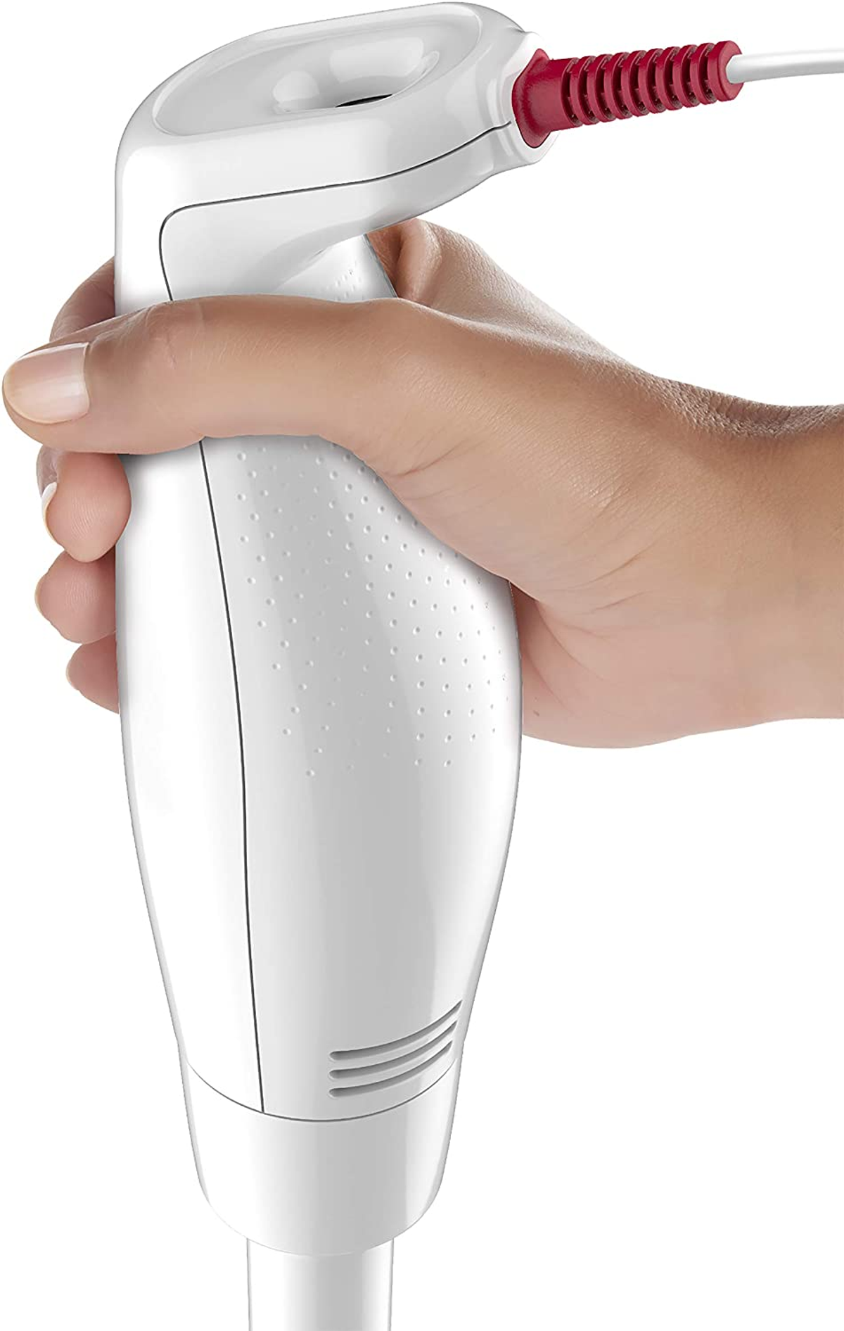 Biały blender ręczny trzymany przez dłoń, z czerwonym kablem, na białym tle.
