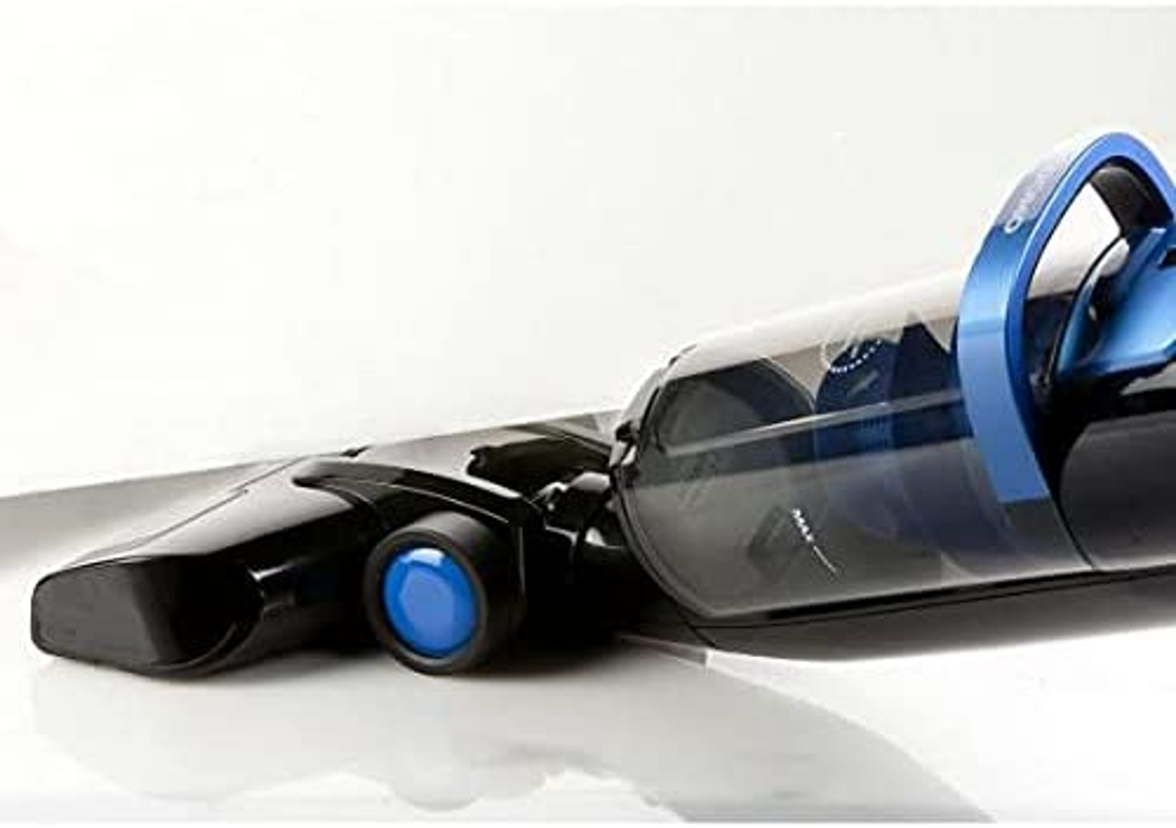 Nahaufnahme eines schwarzen und blauen Handstaubsaugers auf weißer Oberfläche.