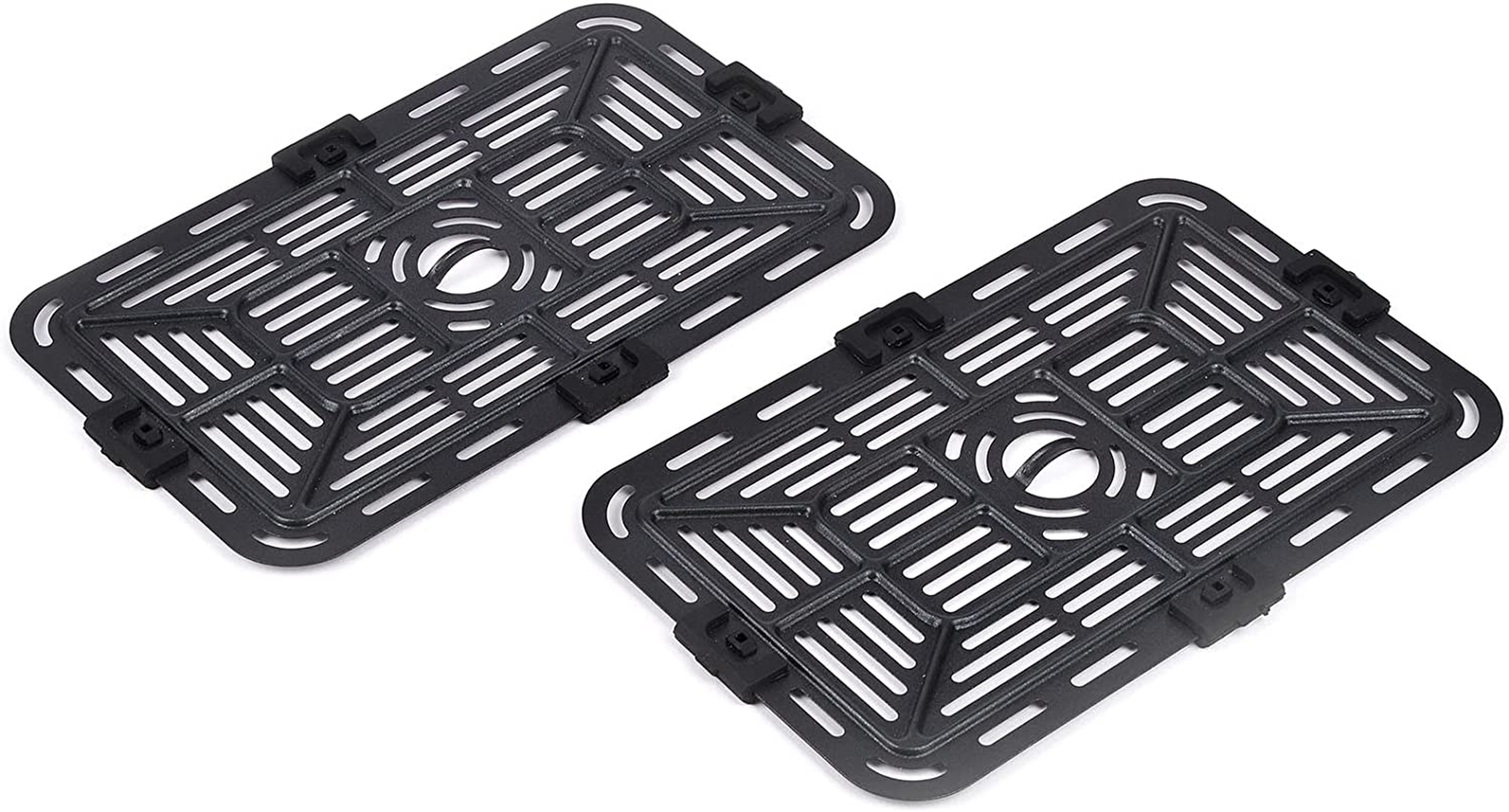 Zwei schwarze rechteckige Frittierkörbe mit geschlitztem Design, auf einer weißen Oberfläche platziert.