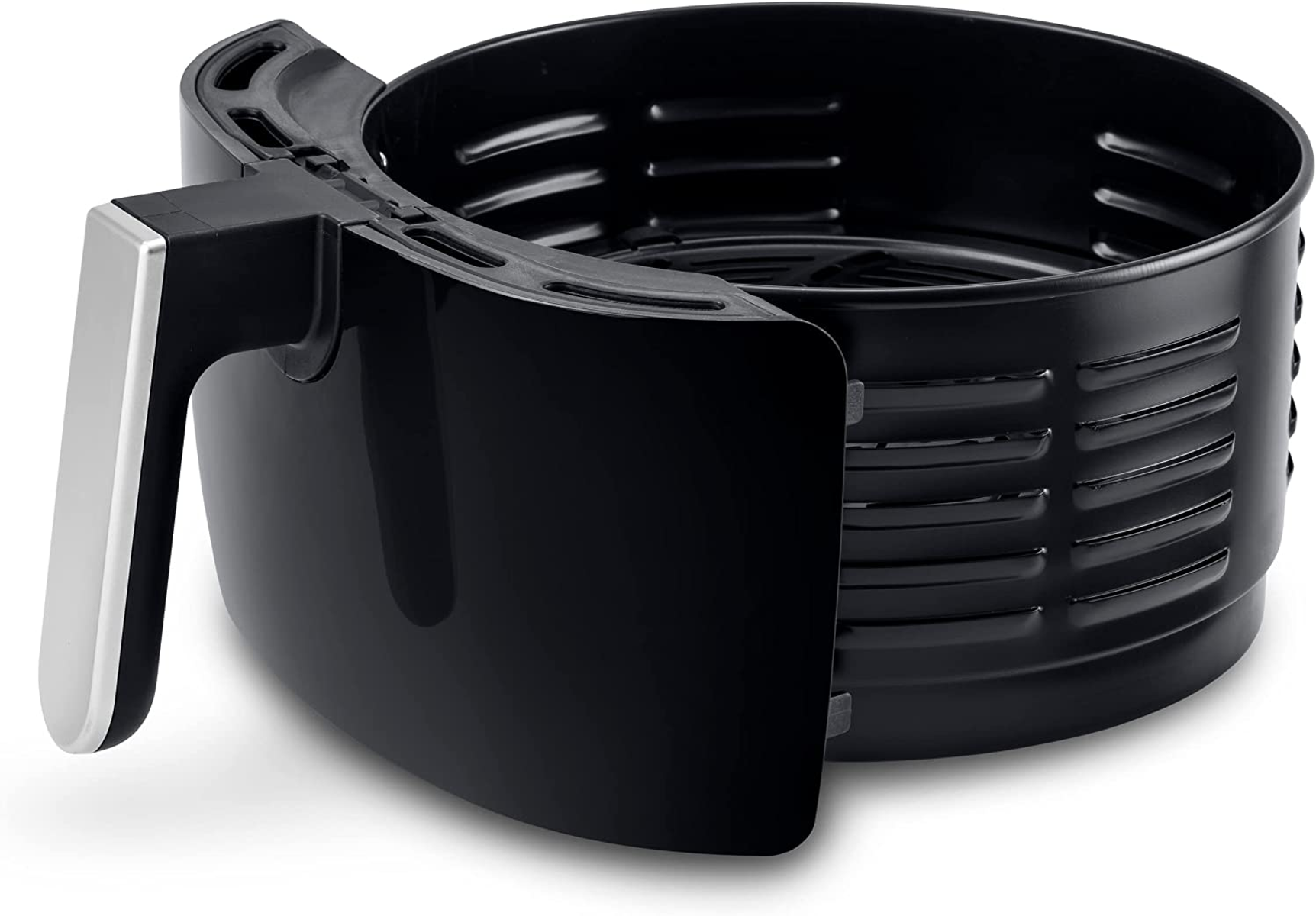 Un cestello per friggitrice ad aria nero con manico. È un primo piano su sfondo bianco.