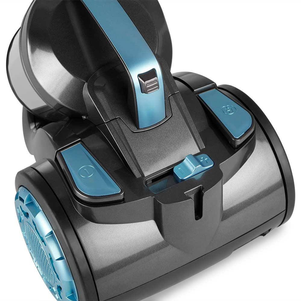 Zbliżenie czarno-niebieskiego odkurzacza z przyciskami.