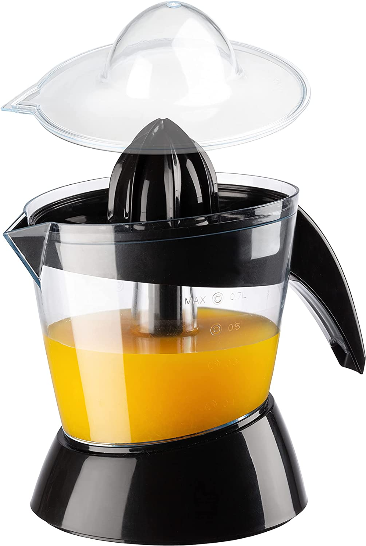 Una exprimidora de cítricos negra y transparente con zumo de naranja. El fondo es blanco.