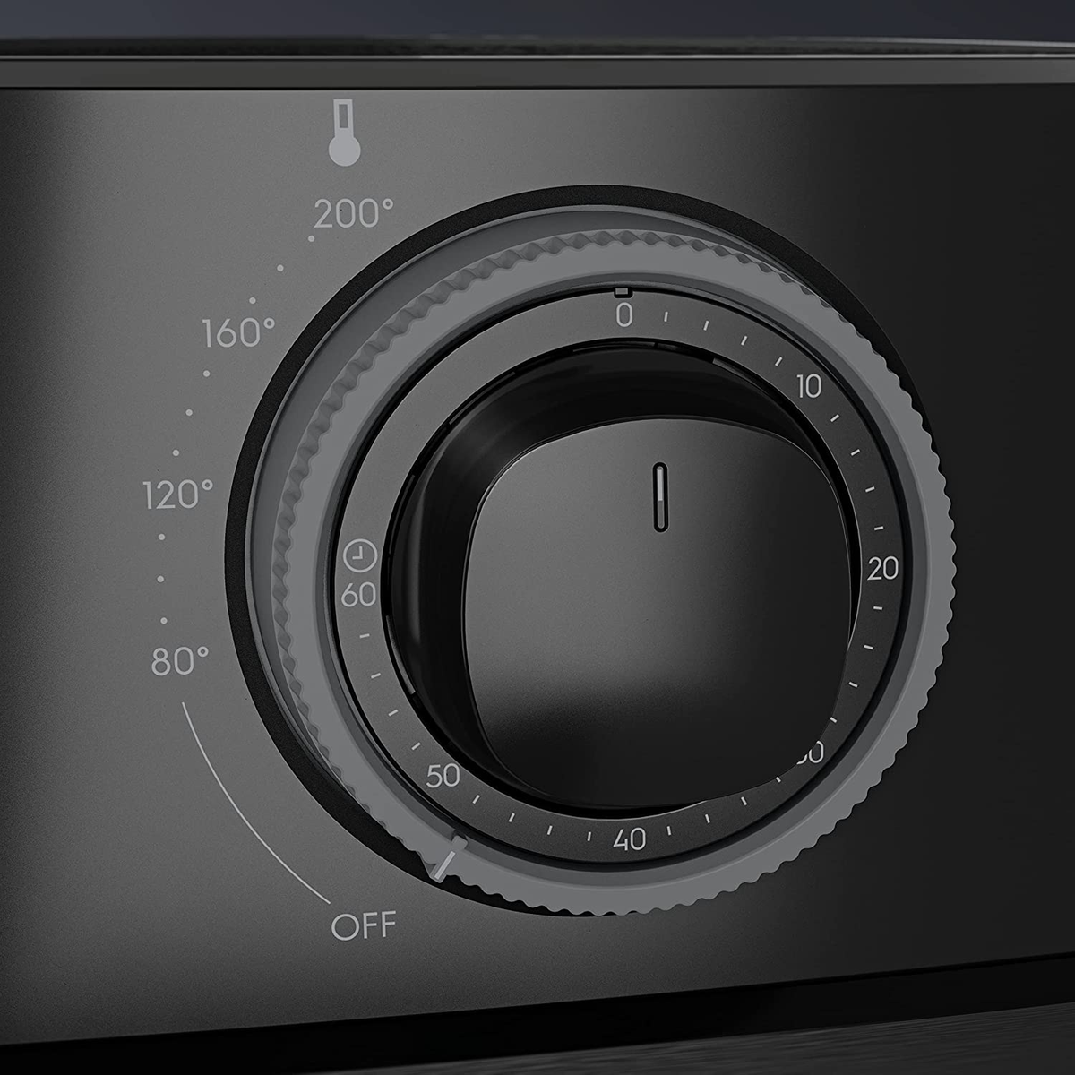 Zbliżenie czarnego pokrętła piekarnika ze znacznikami temperatury od 80°C do 200°C i ustawieniem OFF.
