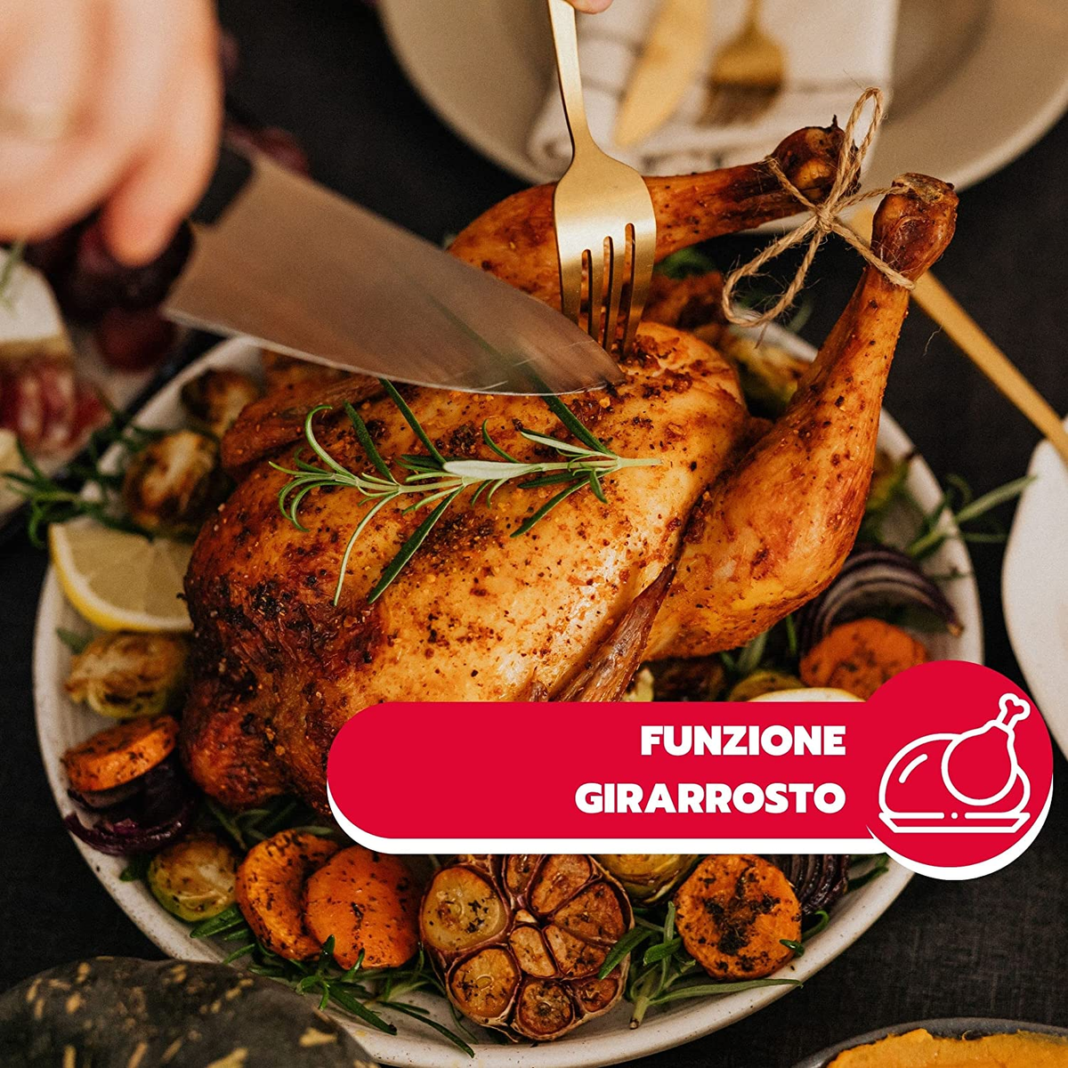 Pieczony kurczak na talerzu z warzywami, w trakcie krojenia, z nakładką tekstową.