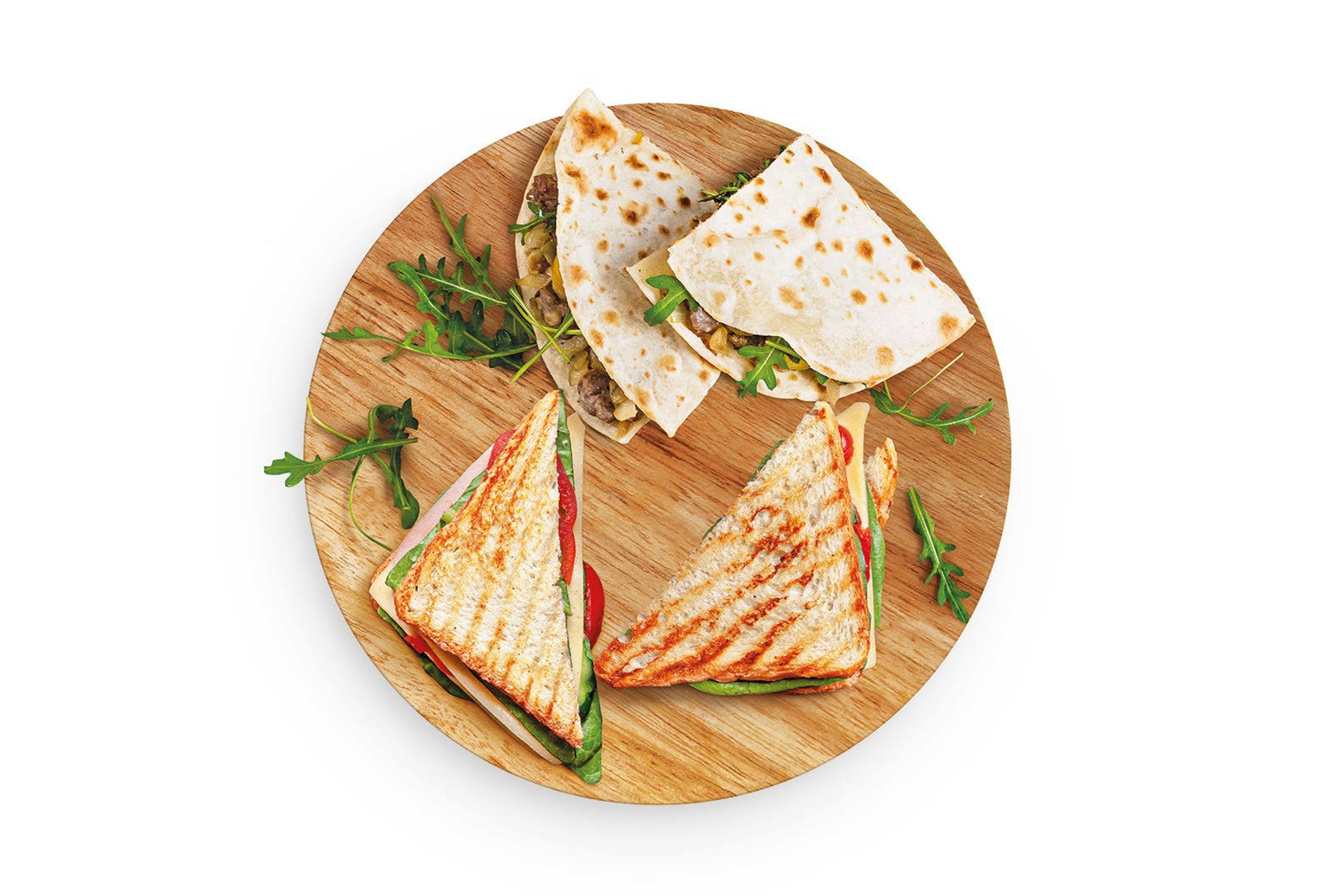 Sandwiches und Quesadillas auf einem Holzbrett. Mit Rucola.