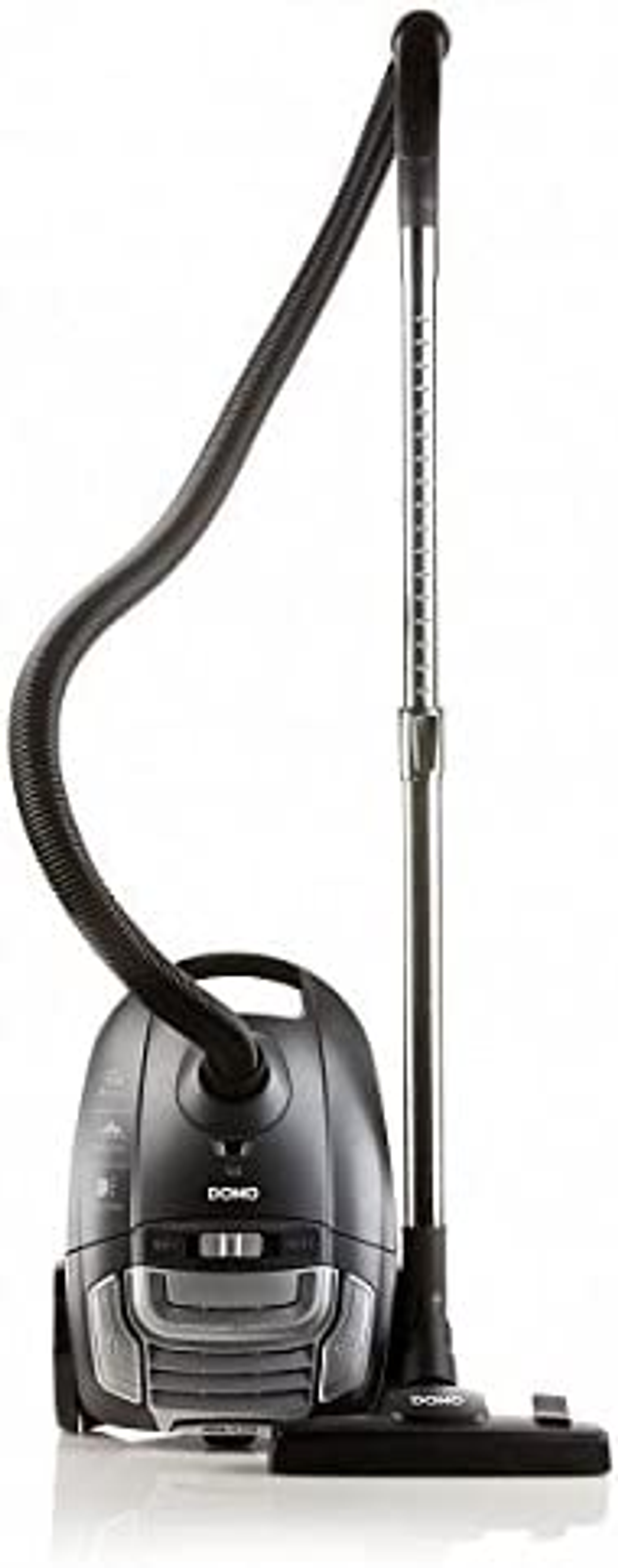 Czarny odkurzacz z wężem i metalową przedłużką. Odkurzacz ma logo DOMO.
