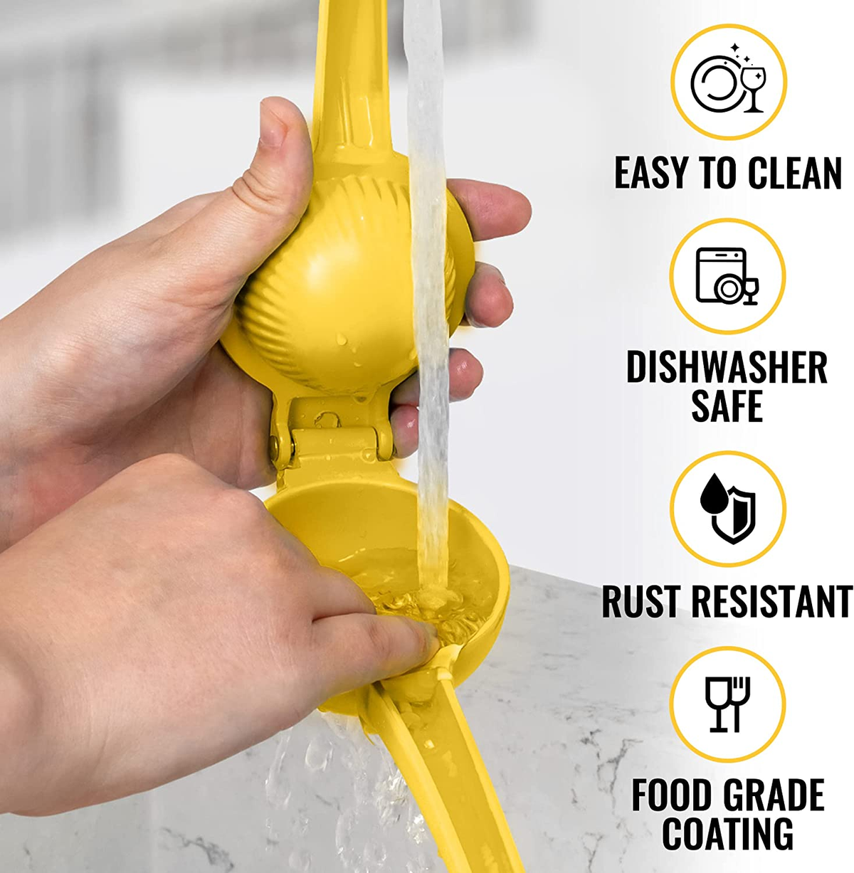 Spremilimoni giallo. Mani che lo usano, acqua che scorre. Sfondo in marmo bianco.