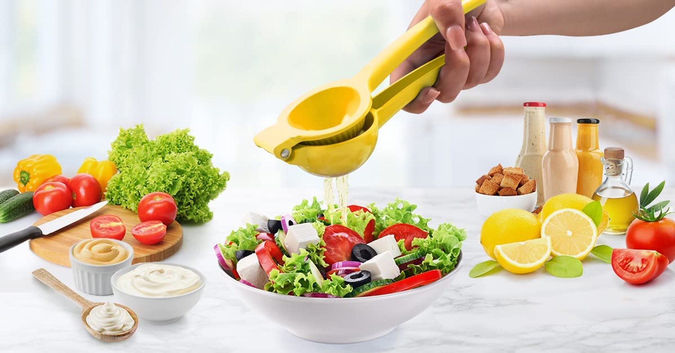 Insalata condita con succo di limone. Ingredienti e bottiglie di condimento sono vicini.
